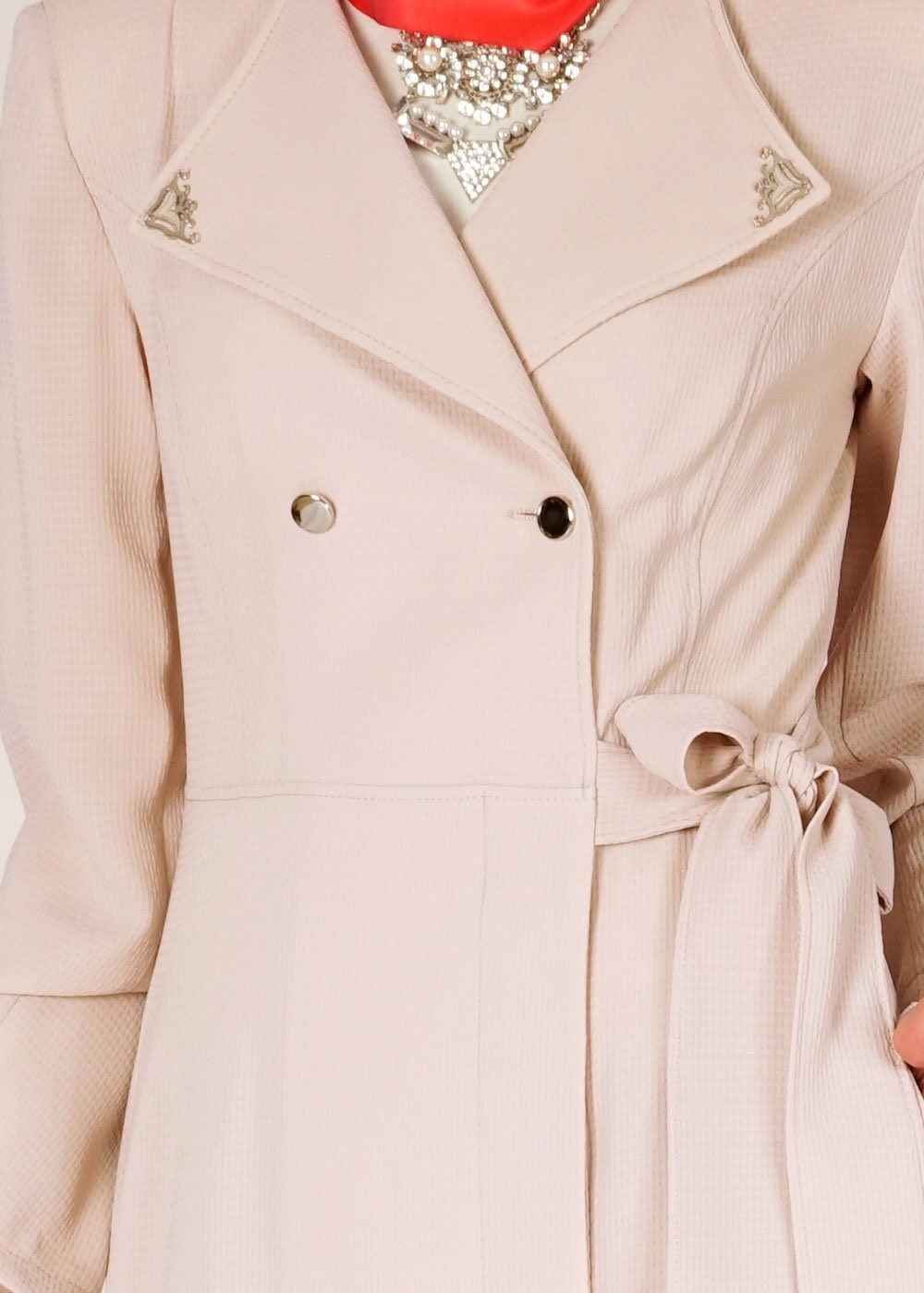 Tesettür giyim BEJ YANDAN BAĞLAMALI KRUVAZE YAKA PARDESÜ 1479 