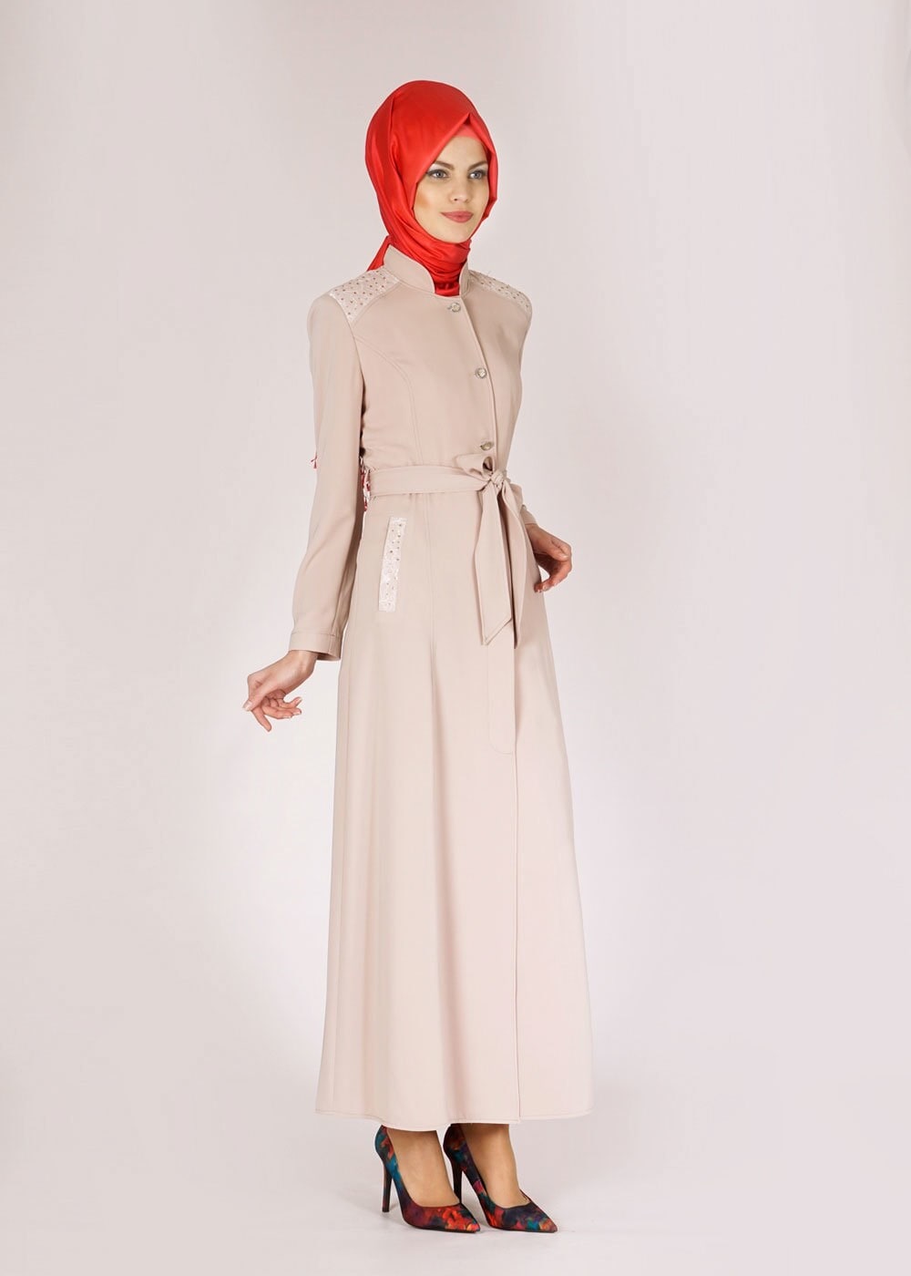 Tesettür giyim BEJ ÇİÇEK İŞLEME DETAYLI DÜĞMELİ PARDESÜ 1523