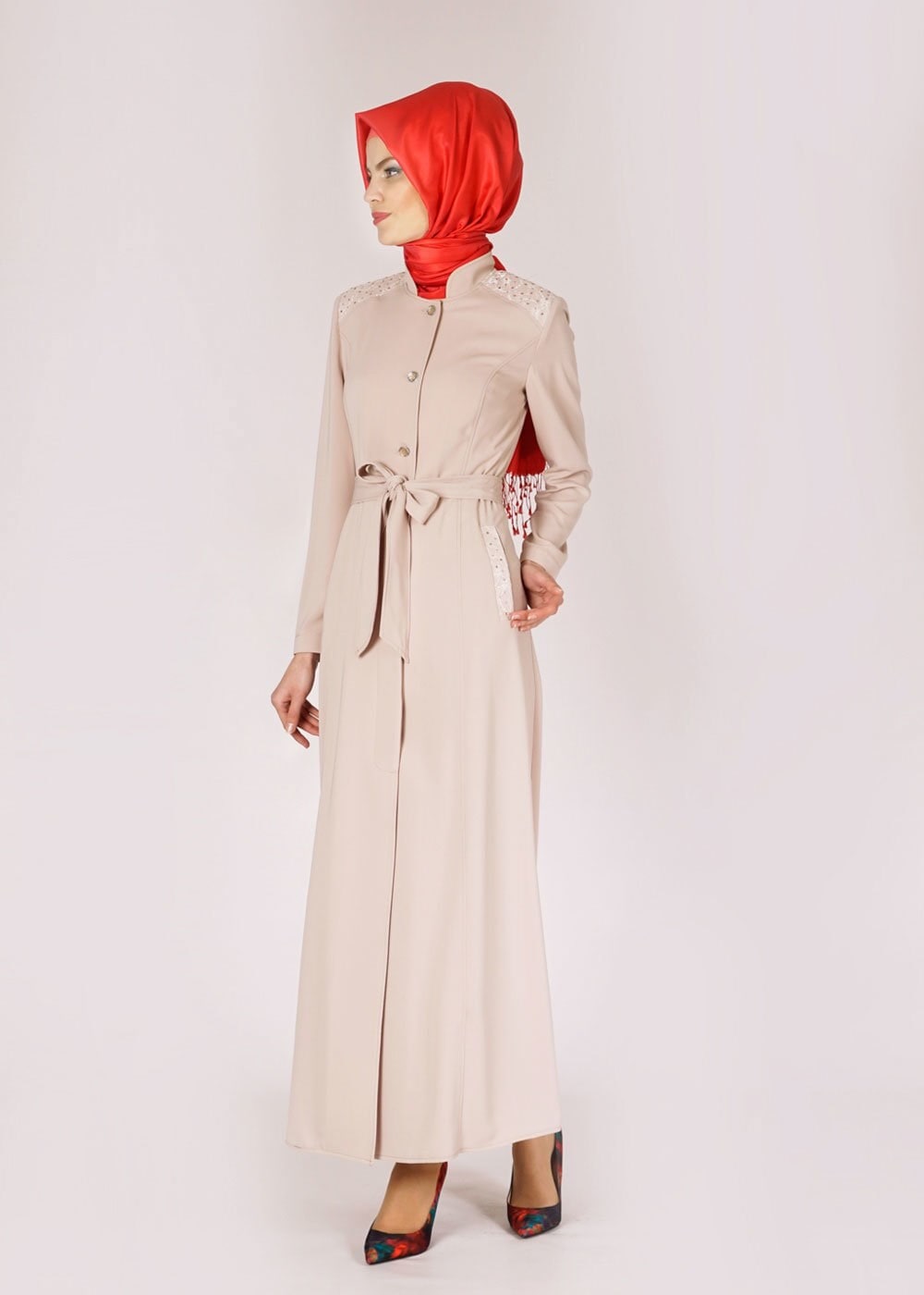 Tesettür giyim BEJ ÇİÇEK İŞLEME DETAYLI DÜĞMELİ PARDESÜ 1523