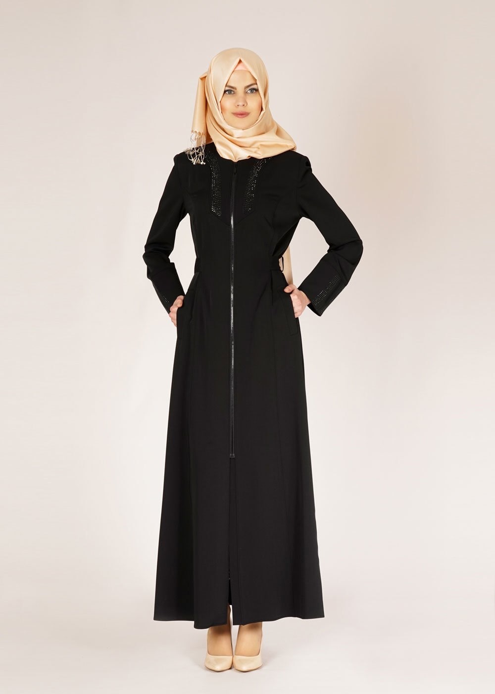 Tesettür giyim SİYAH TAŞ İŞLEMELİ FERMUARLI PARDESÜ 1524