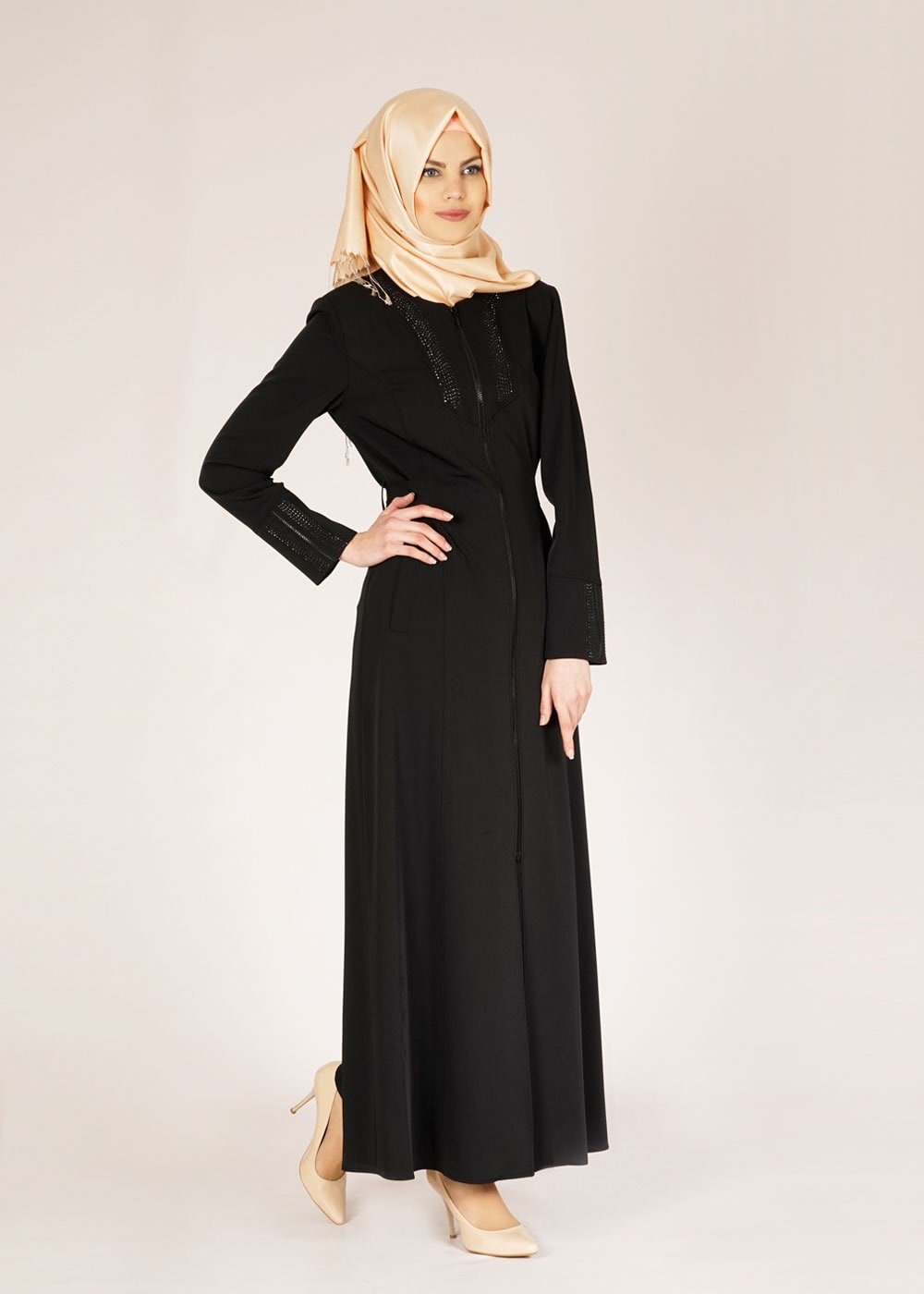 Tesettür giyim SİYAH TAŞ İŞLEMELİ FERMUARLI PARDESÜ 1524