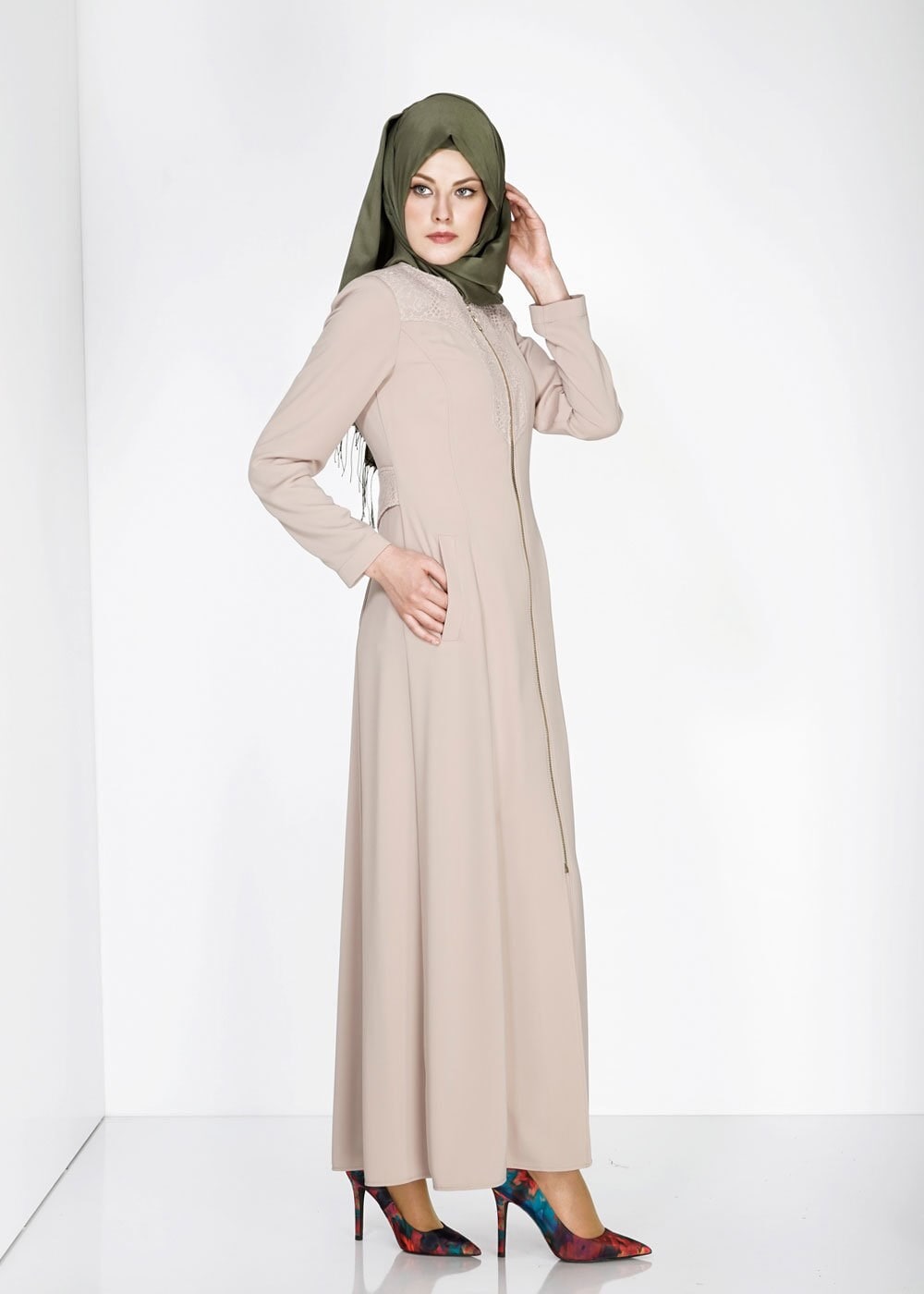 Tesettür giyim BEJ İŞLEME DETAYLI FERMUARLI PARDESÜ 1541