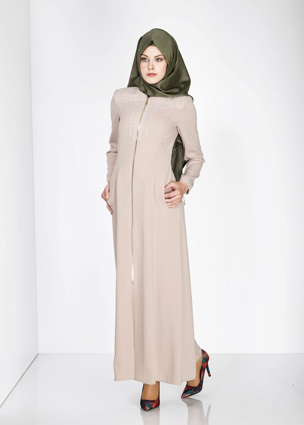 Tesettür giyim BEJ İŞLEME DETAYLI FERMUARLI PARDESÜ 1541