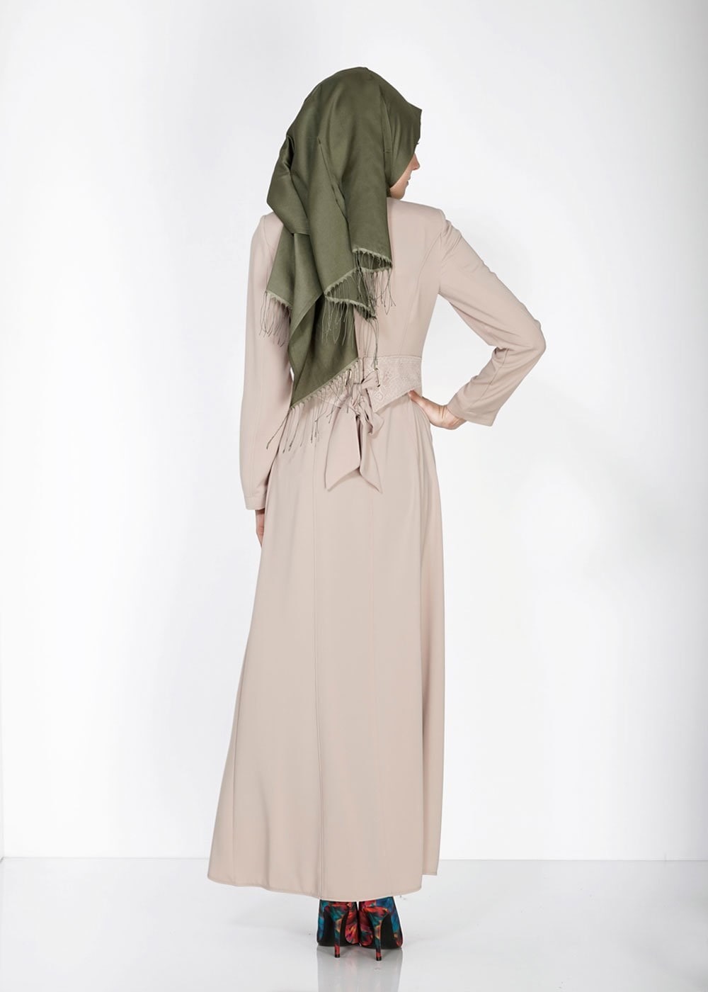 Tesettür giyim BEJ İŞLEME DETAYLI FERMUARLI PARDESÜ 1541