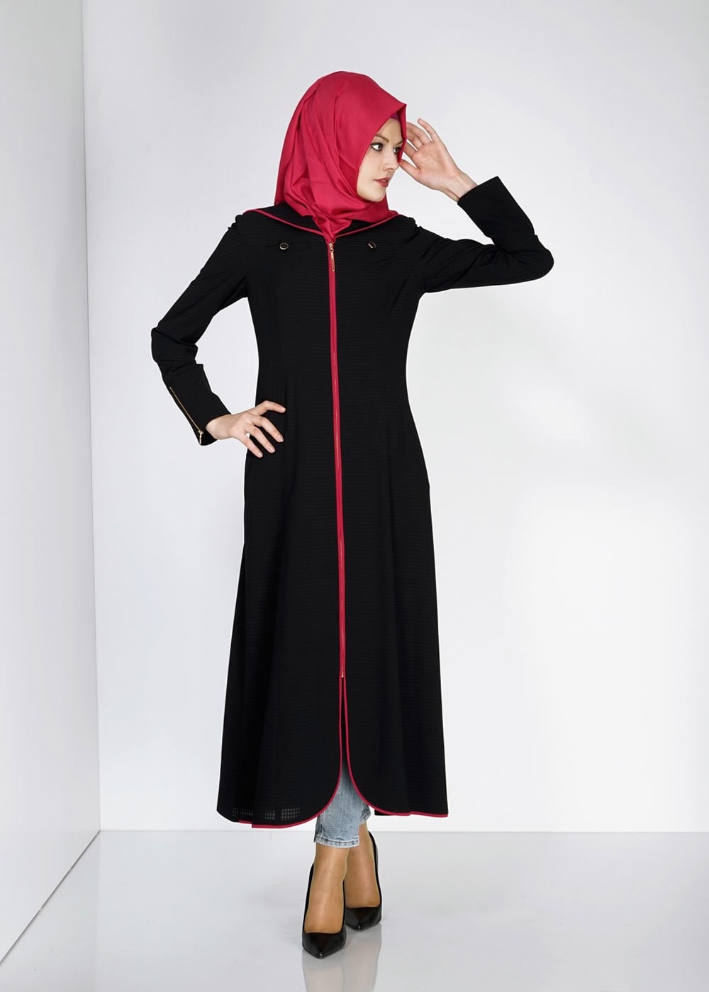 Tesettür giyim SİYAH KAPÜŞONLU ARKADAN DÜĞMELİ FERMUARLI PARDESÜ 1568