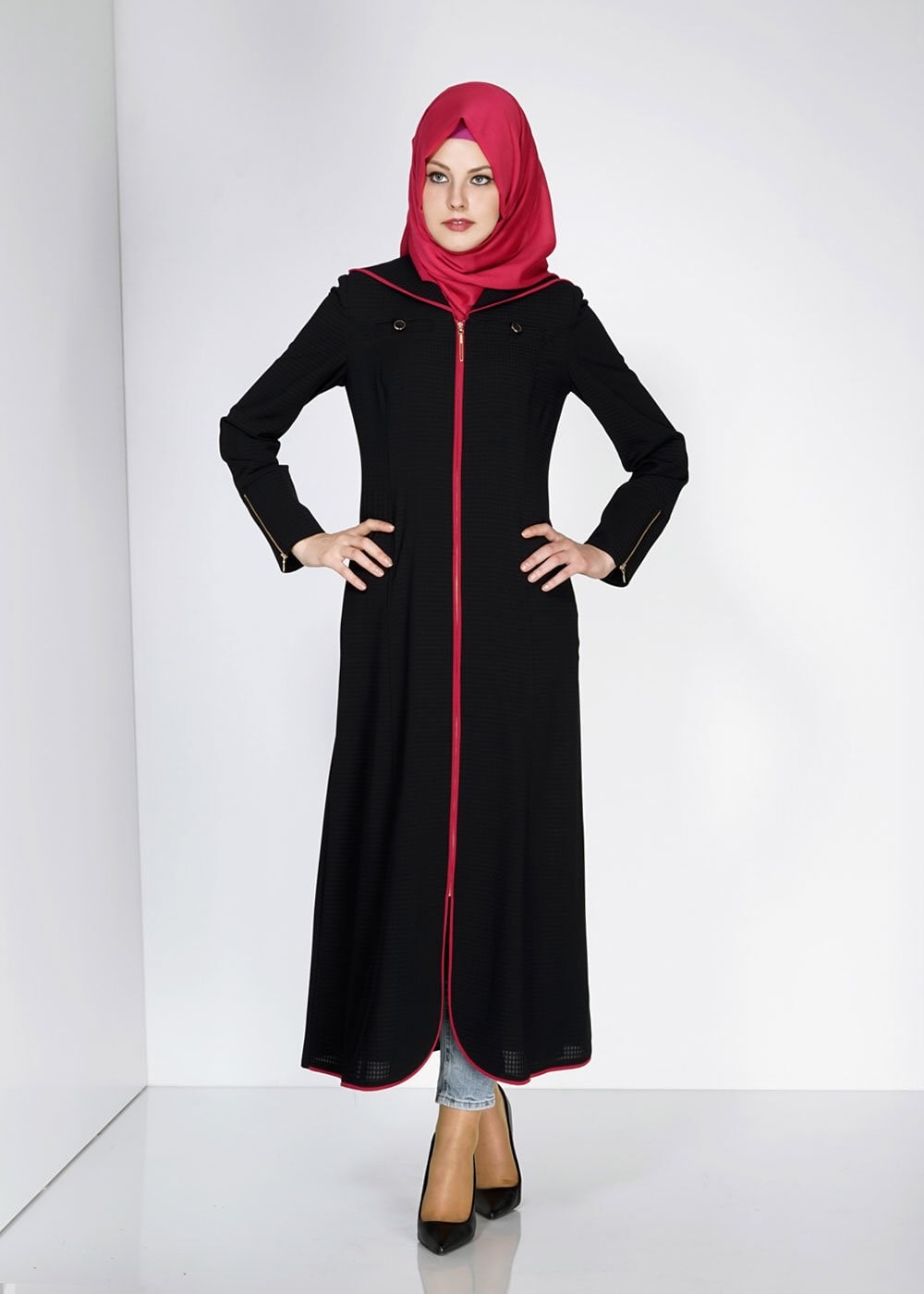 Tesettür giyim SİYAH KAPÜŞONLU ARKADAN DÜĞMELİ FERMUARLI PARDESÜ 1568