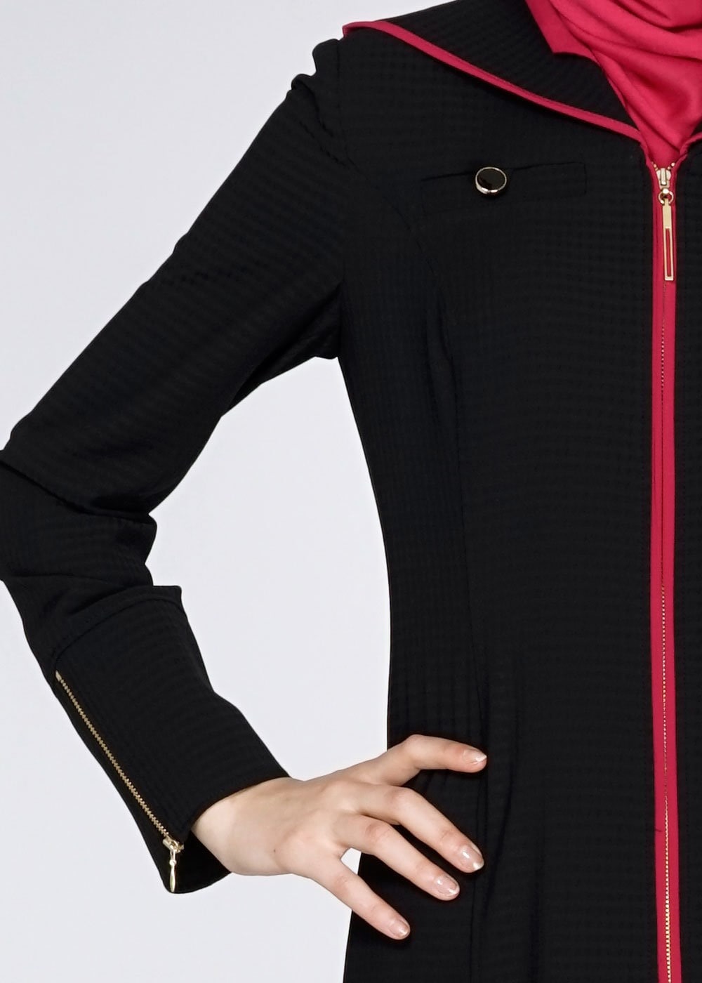 Tesettür giyim SİYAH KAPÜŞONLU ARKADAN DÜĞMELİ FERMUARLI PARDESÜ 1568