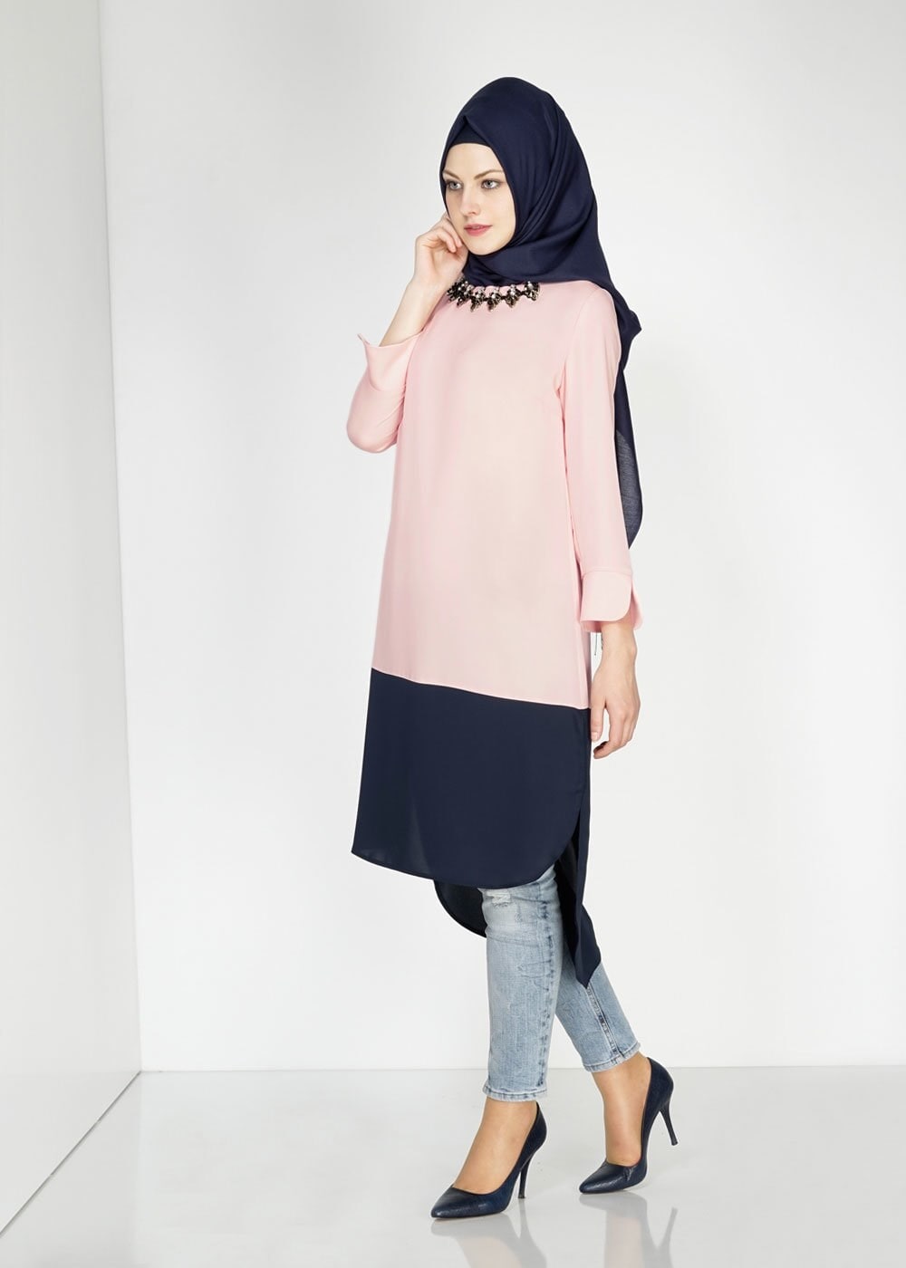 Tesettür giyim PUDRA TAŞ İŞLEMELİ YANI YIRTMAÇLI UZUN TUNİK  4608 