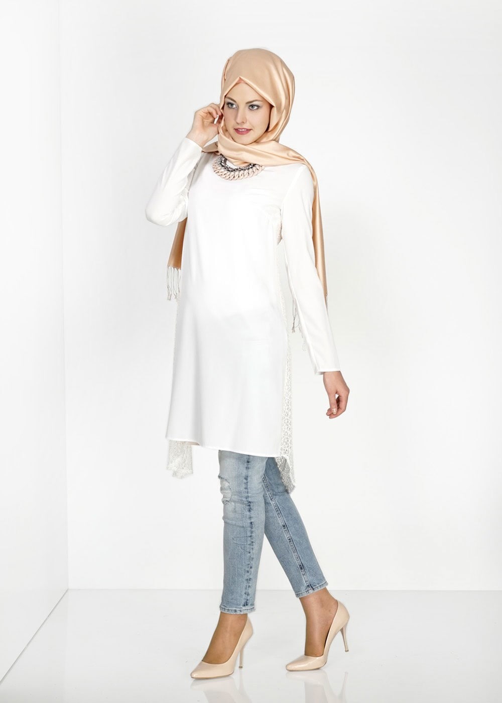 Tesettür giyim BEYAZ ASİMETRİK KESİM TAŞ DÜĞME DETAYLI TUNİK 4621