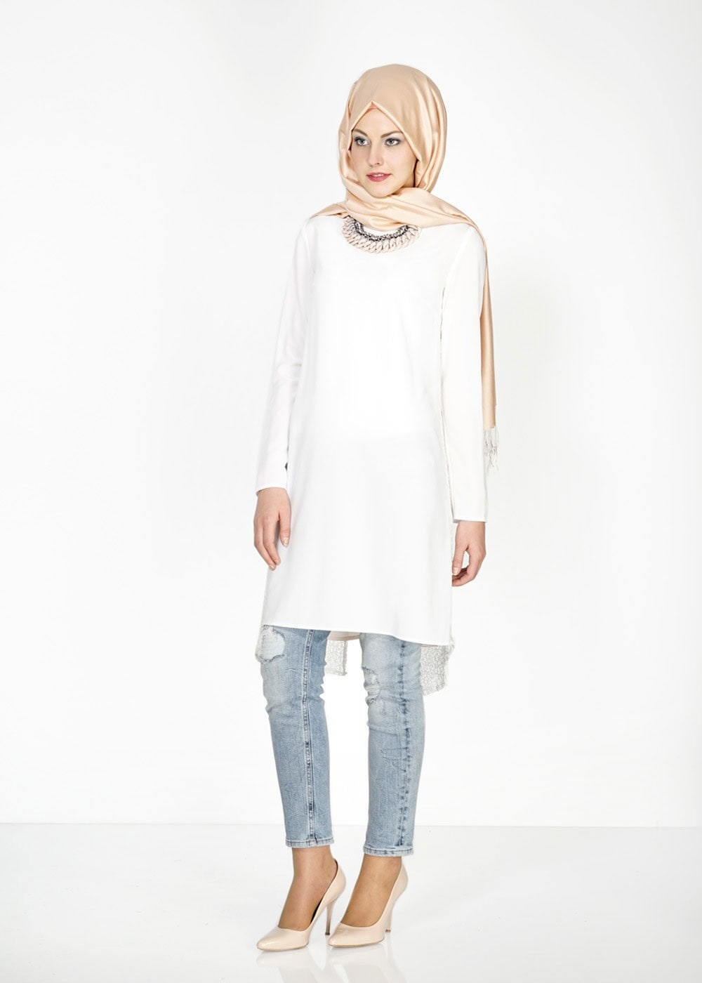 Tesettür giyim BEYAZ ASİMETRİK KESİM TAŞ DÜĞME DETAYLI TUNİK 4621