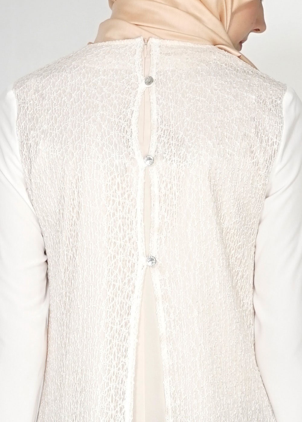 Tesettür giyim BEYAZ ASİMETRİK KESİM TAŞ DÜĞME DETAYLI TUNİK 4621