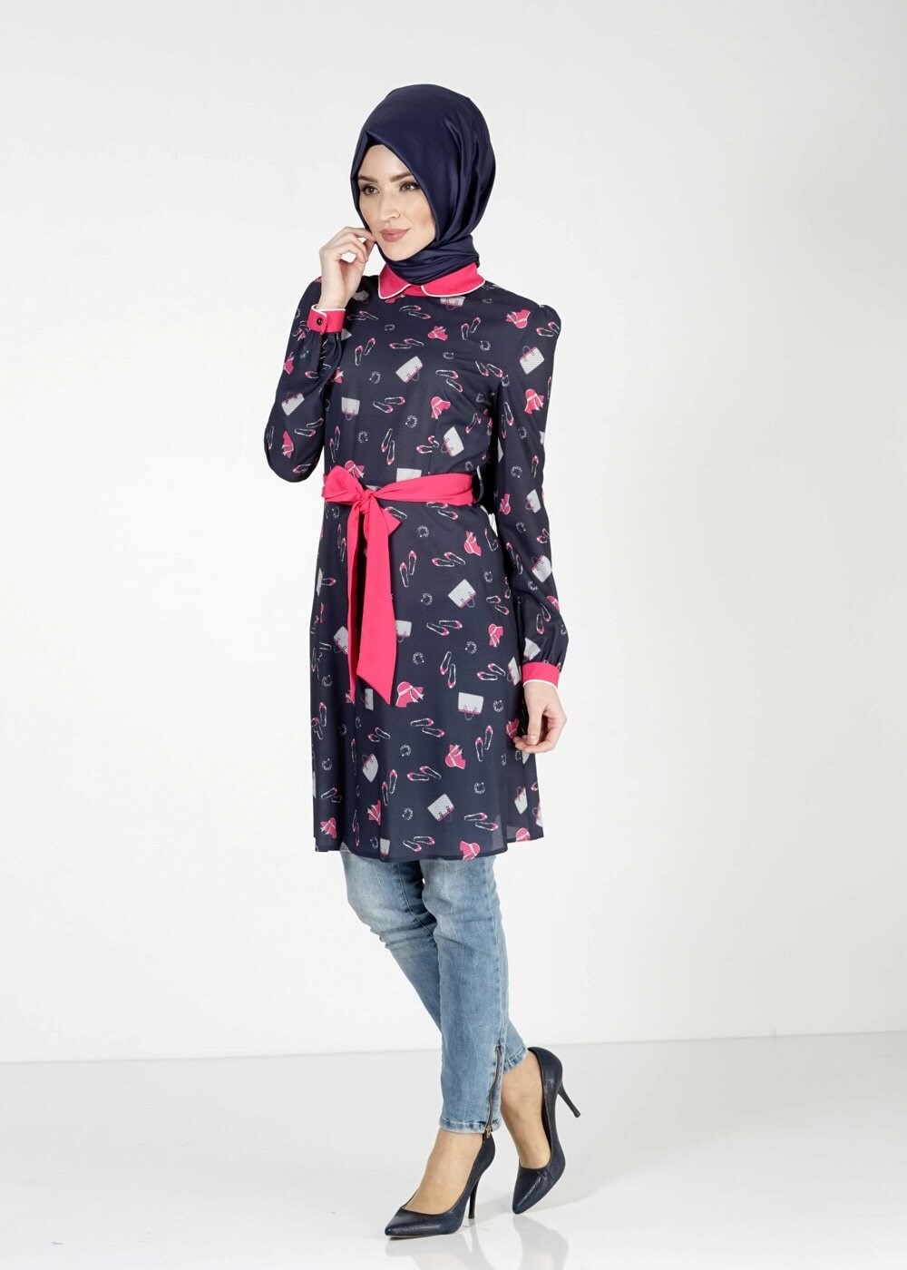 Tesettür giyim LACİVERT DESENLİ BEBEK YAKALI TUNİK 4679
