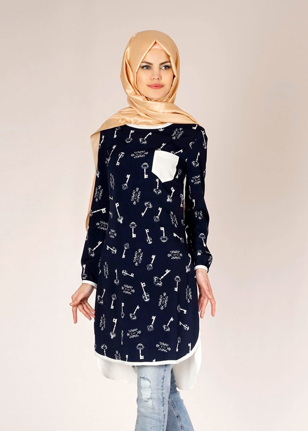 Tesettür giyim LACİVERT BASKILI ARKASI DÜĞMELİ TUNİK 4696