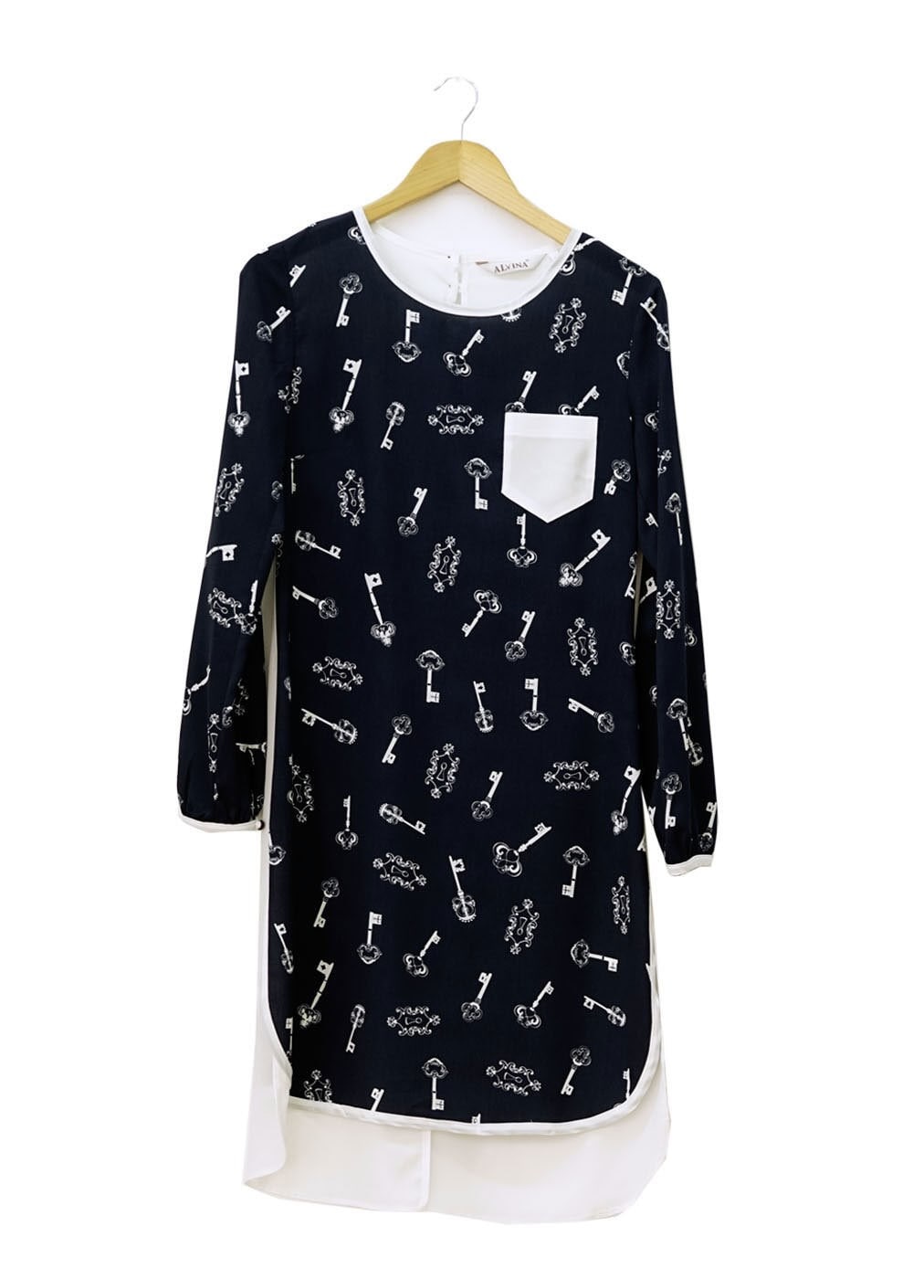 Tesettür giyim LACİVERT BASKILI ARKASI DÜĞMELİ TUNİK 4696