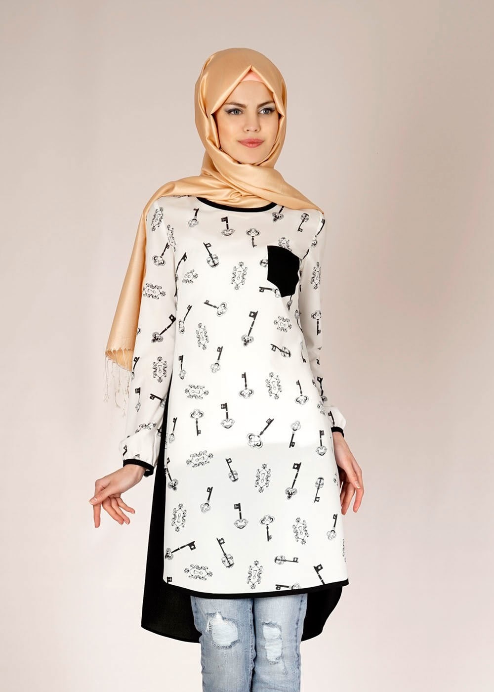 Tesettür giyim BEJ BASKILI ARKASI DÜĞMELİ TUNİK 4696
