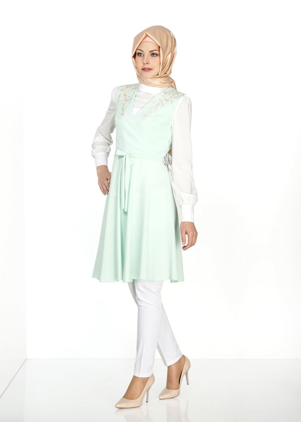 Tesettür giyim YEŞİL İŞLEMELİ VOLANLI İKİLİ TUNİK 4723