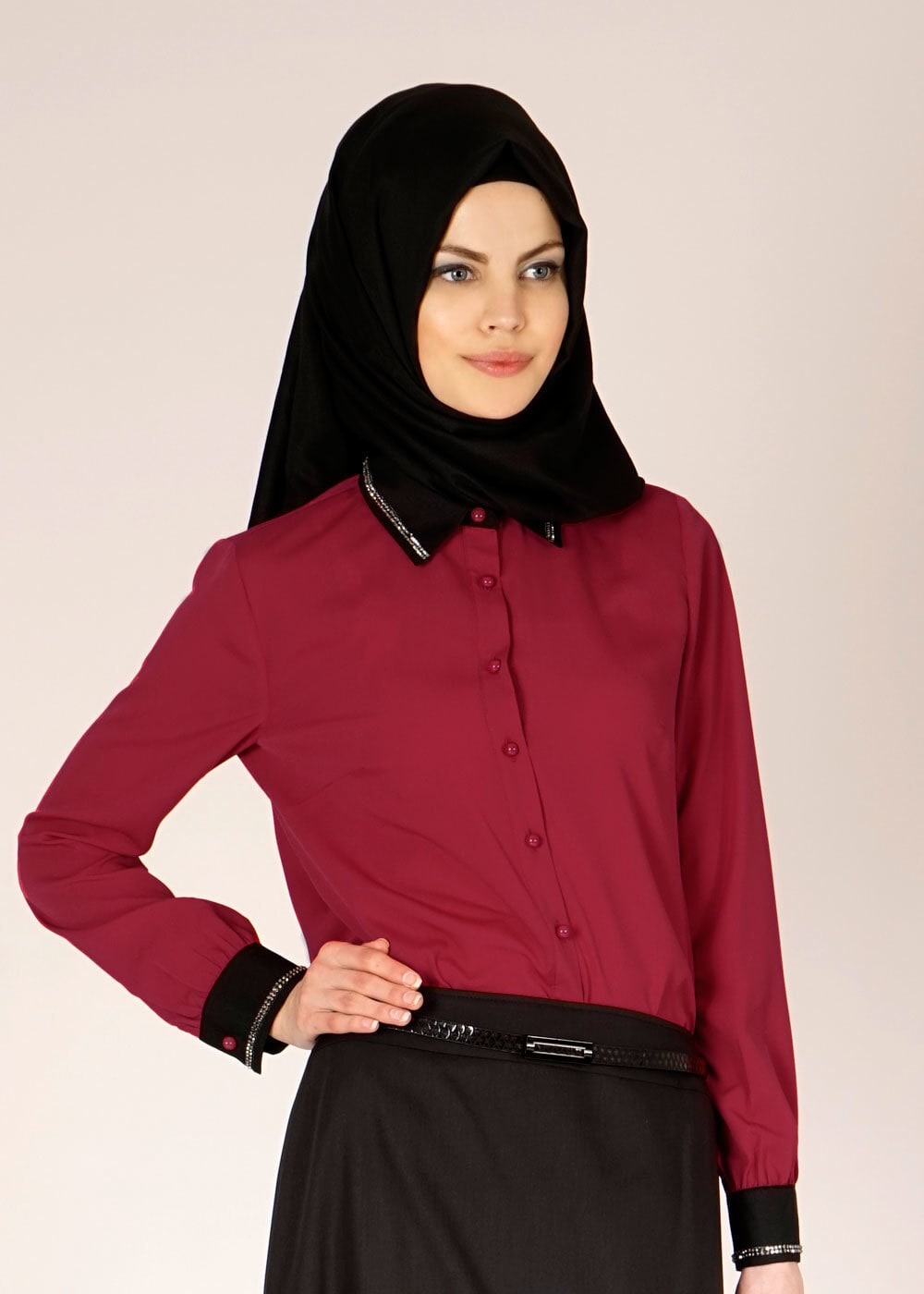 Tesettür giyim KIRMIZI YAKASI VE MANŞETLERİ TAŞ İŞLEMELİ BLUZ 4727