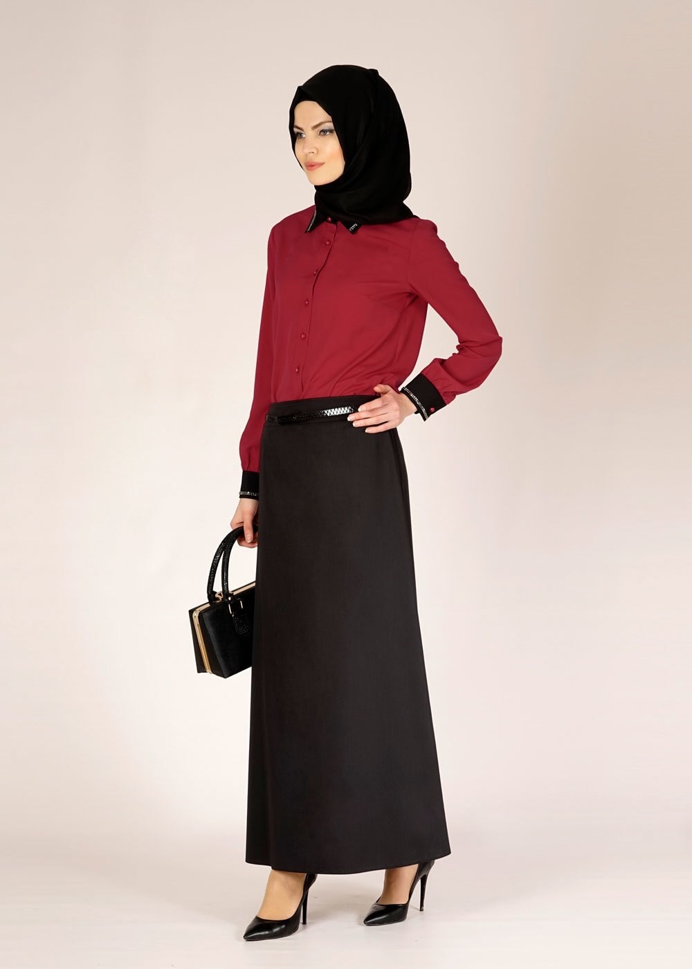 Tesettür giyim KIRMIZI YAKASI VE MANŞETLERİ TAŞ İŞLEMELİ BLUZ 4727