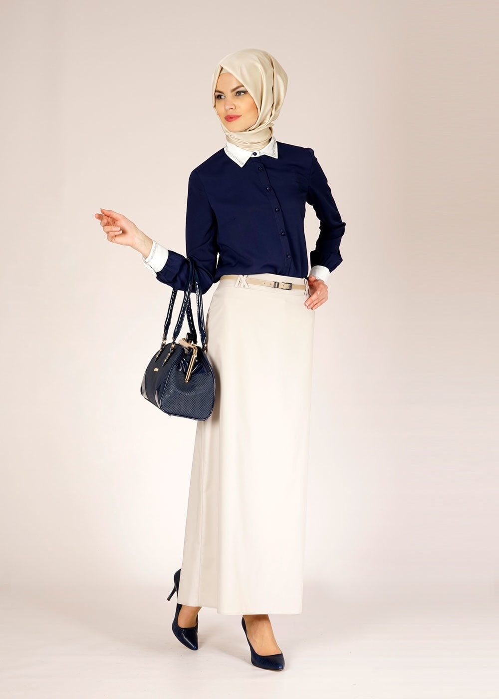 Tesettür giyim LACİVERT YAKASI VE MANŞETLERİ TAŞ İŞLEMELİ BLUZ 4727