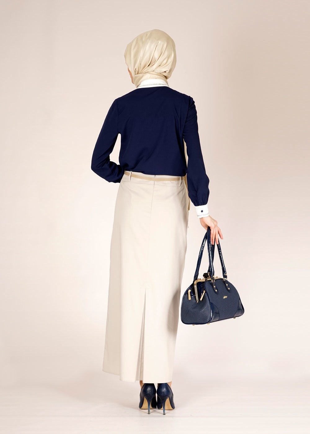 Tesettür giyim LACİVERT YAKASI VE MANŞETLERİ TAŞ İŞLEMELİ BLUZ 4727