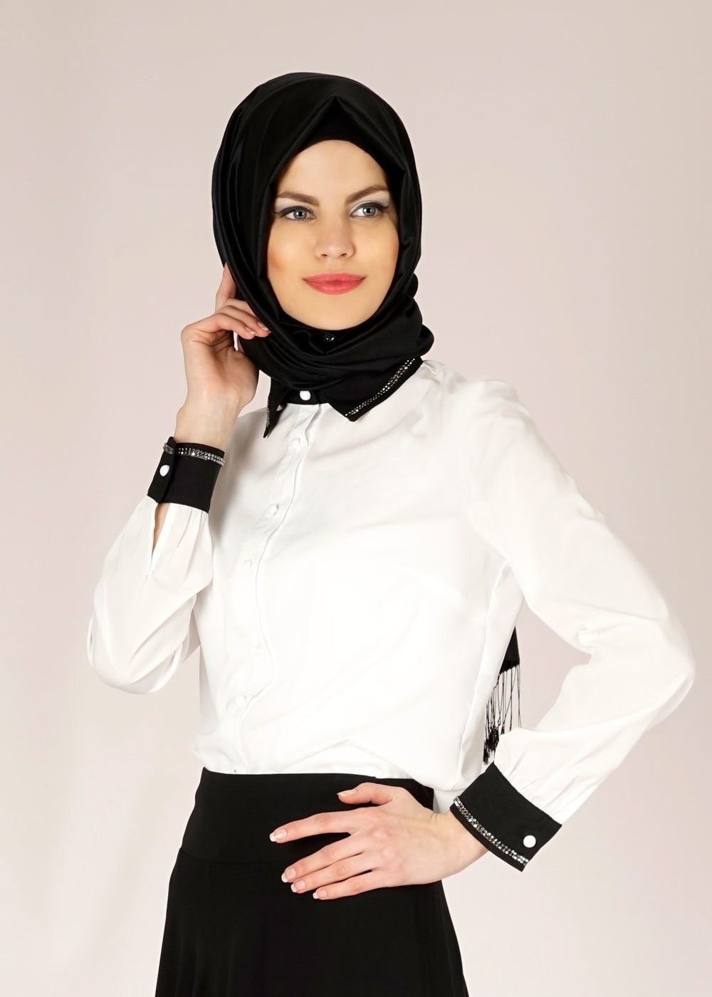 Tesettür giyim BEYAZ YAKASI VE MANŞETLERİ TAŞ İŞLEMELİ BLUZ 4727