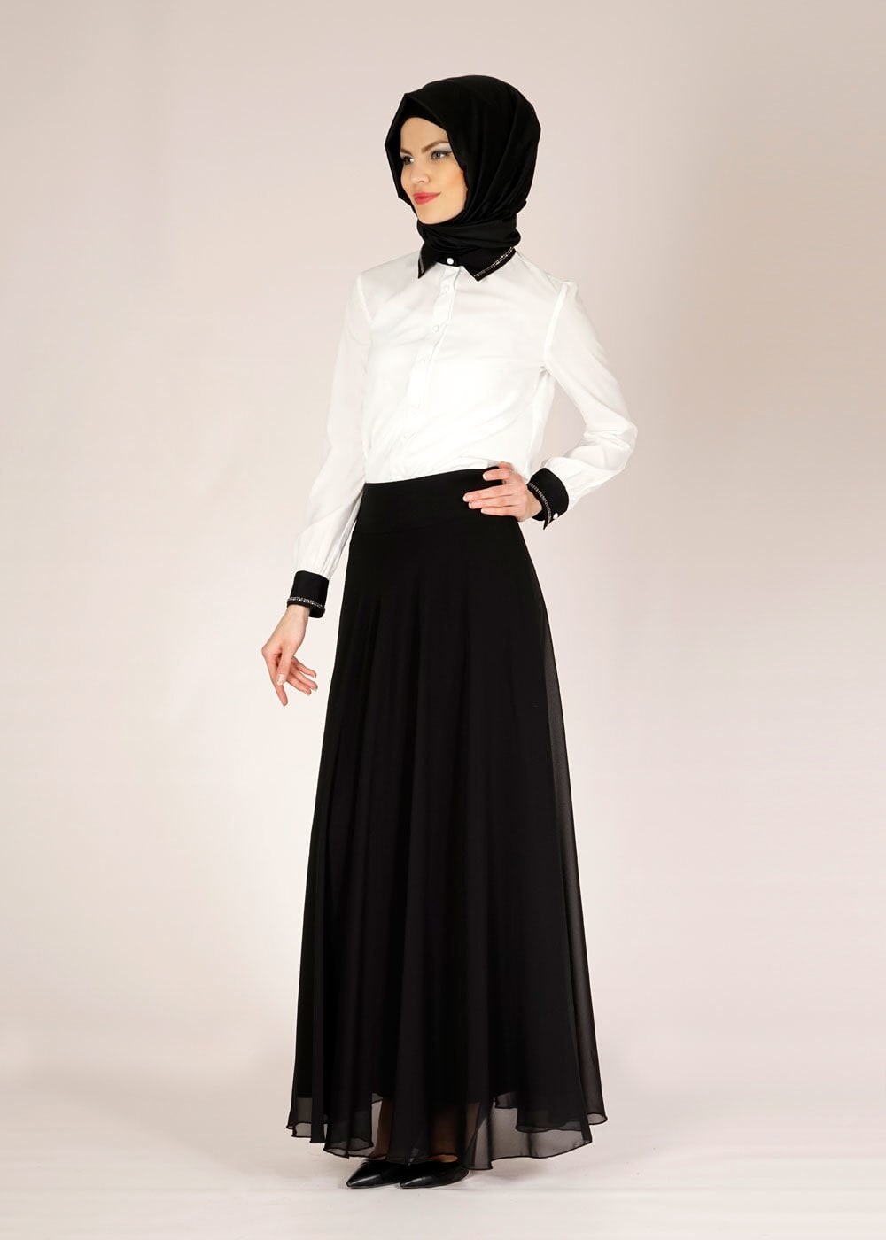 Tesettür giyim BEYAZ YAKASI VE MANŞETLERİ TAŞ İŞLEMELİ BLUZ 4727