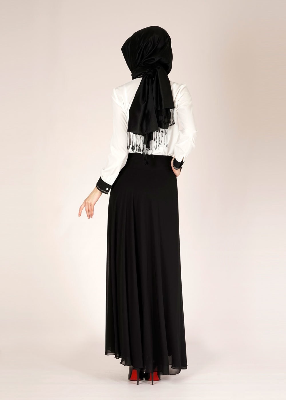 Tesettür giyim BEYAZ YAKASI VE MANŞETLERİ TAŞ İŞLEMELİ BLUZ 4727