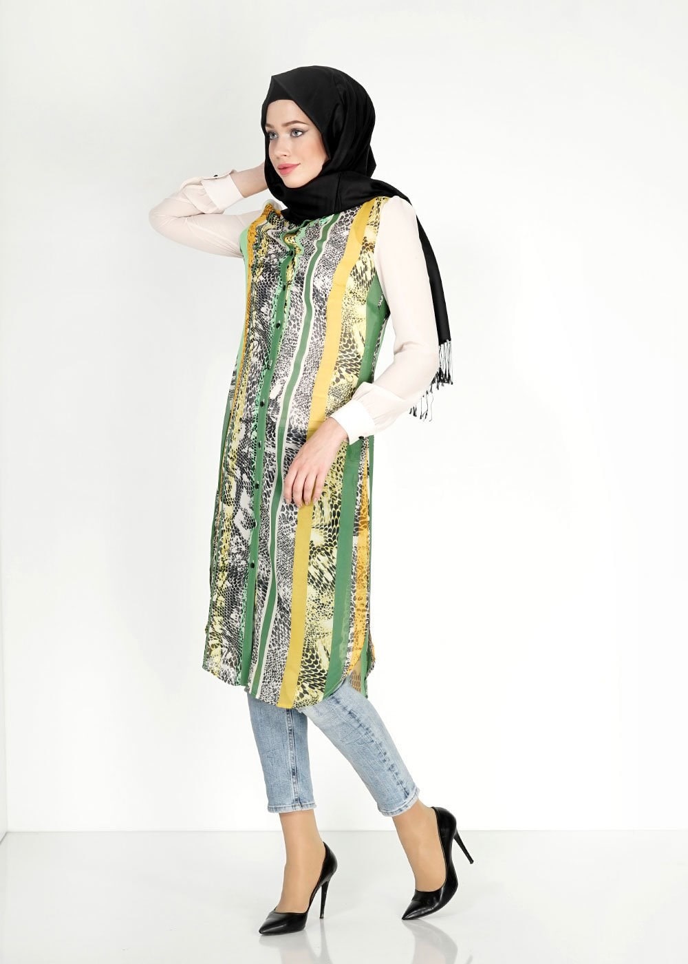 Tesettür giyim YEŞİL DESENLİ DÜĞMELİ TUNİK 4777