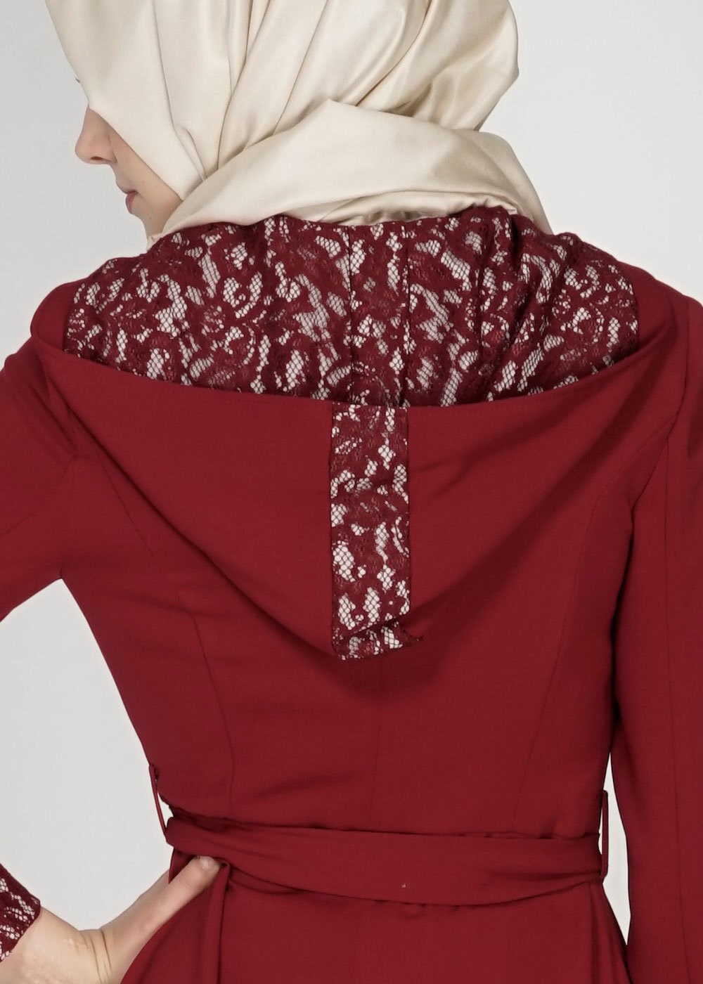 Tesettür giyim BORDO DANTEL DETAYLI KAPÜŞONLU TRENÇKOT 1436