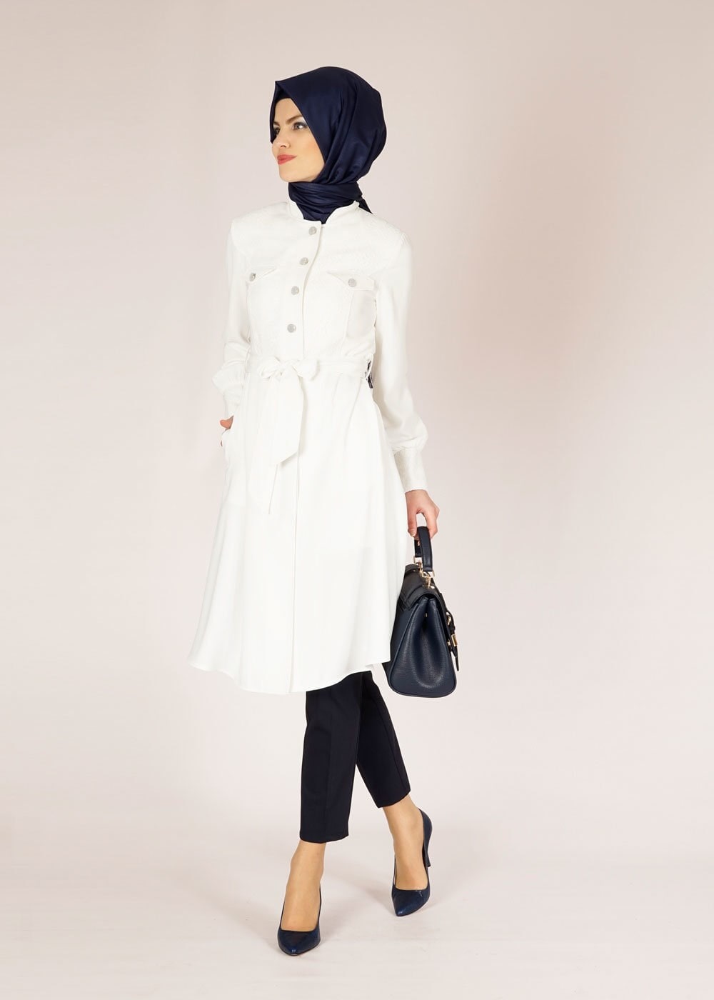 Tesettür giyim BEYAZ İŞLEME DETAYLI DÜĞMELİ TRENÇKOT 1504