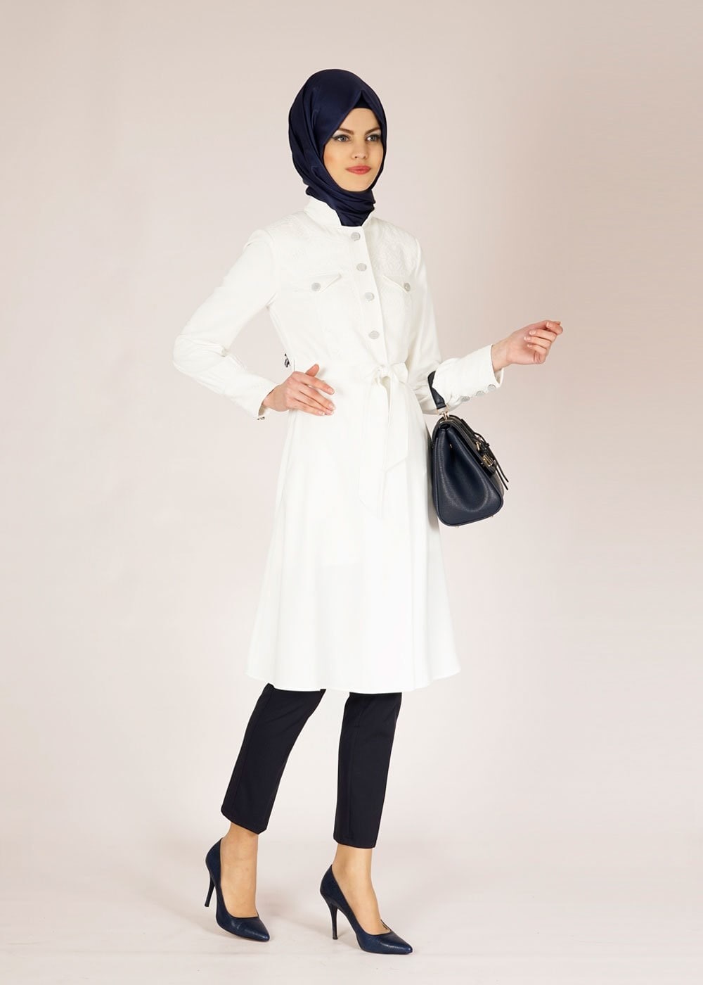 Tesettür giyim BEYAZ İŞLEME DETAYLI DÜĞMELİ TRENÇKOT 1504