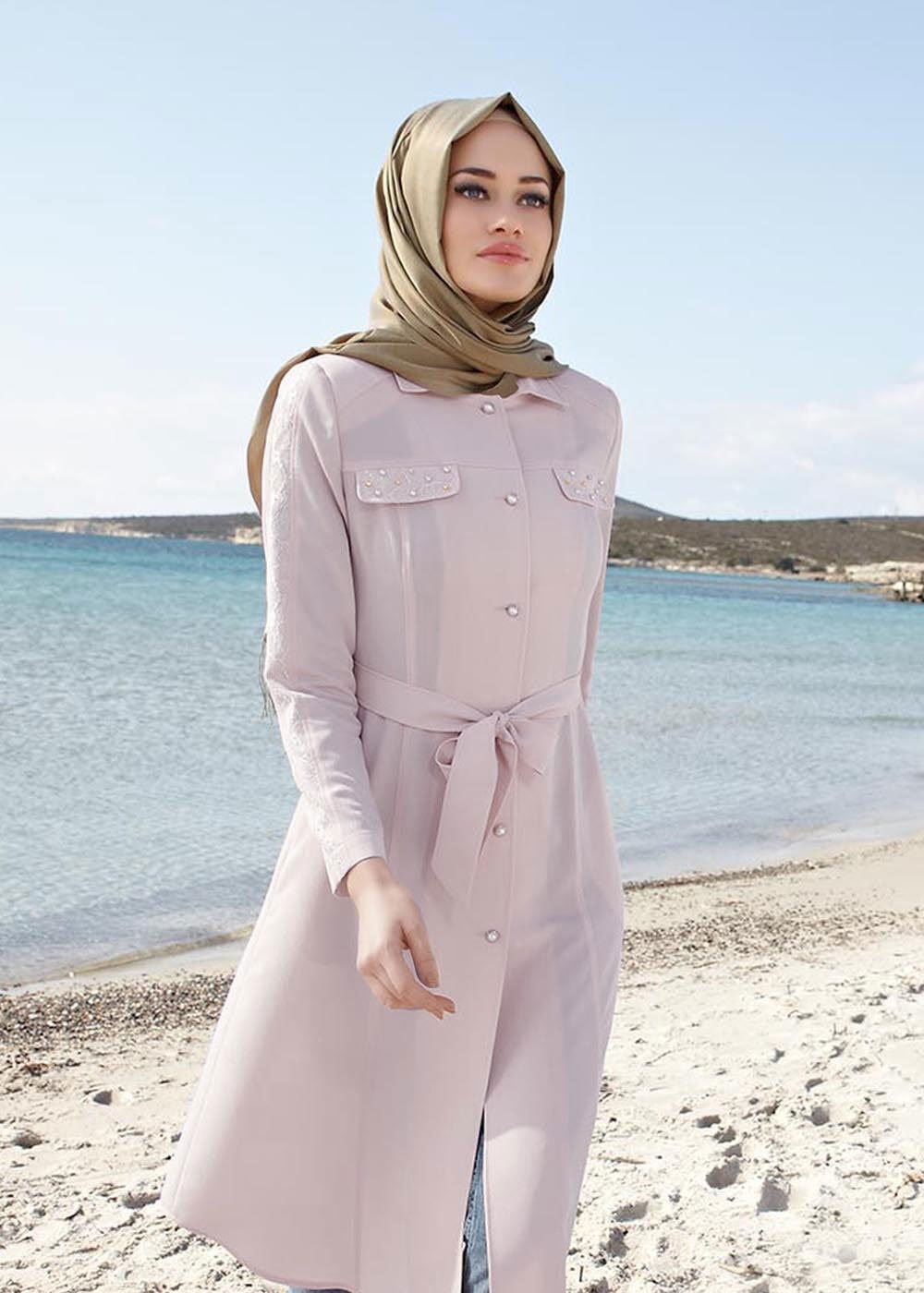 Tesettür giyim PUDRA TAŞ DETAYLI DÜĞMELİ TRENÇKOT 1538