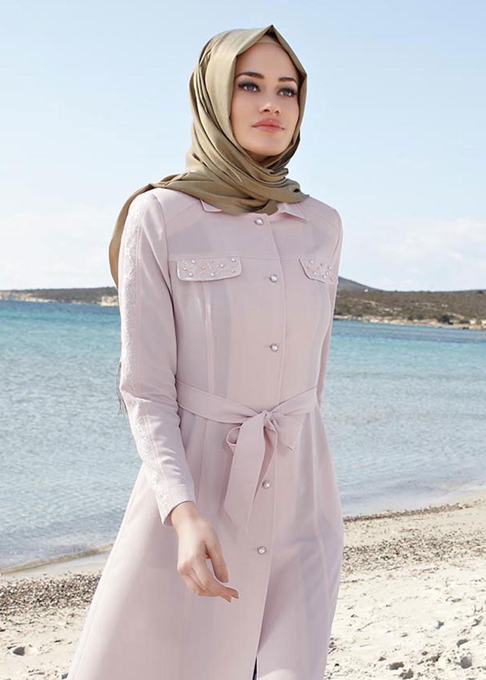 Tesettür giyim PUDRA TAŞ DETAYLI DÜĞMELİ TRENÇKOT 1538