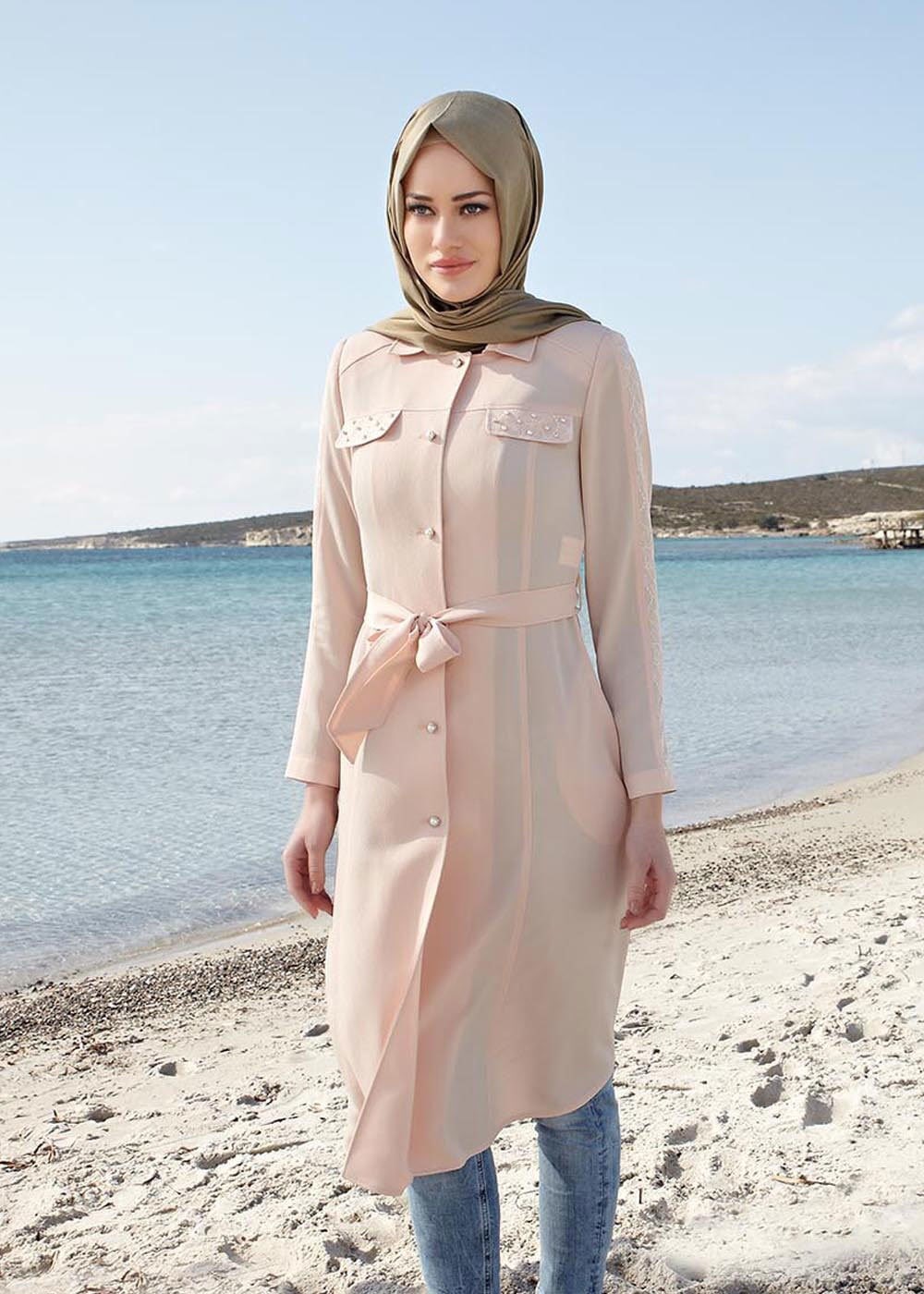 Tesettür giyim PUDRA TAŞ DETAYLI DÜĞMELİ TRENÇKOT 1538