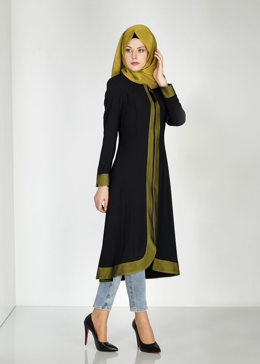 Tesettür giyim SİYAH FERMUARLI KENDİNDEN DESENLİ TRENÇKOT 1575