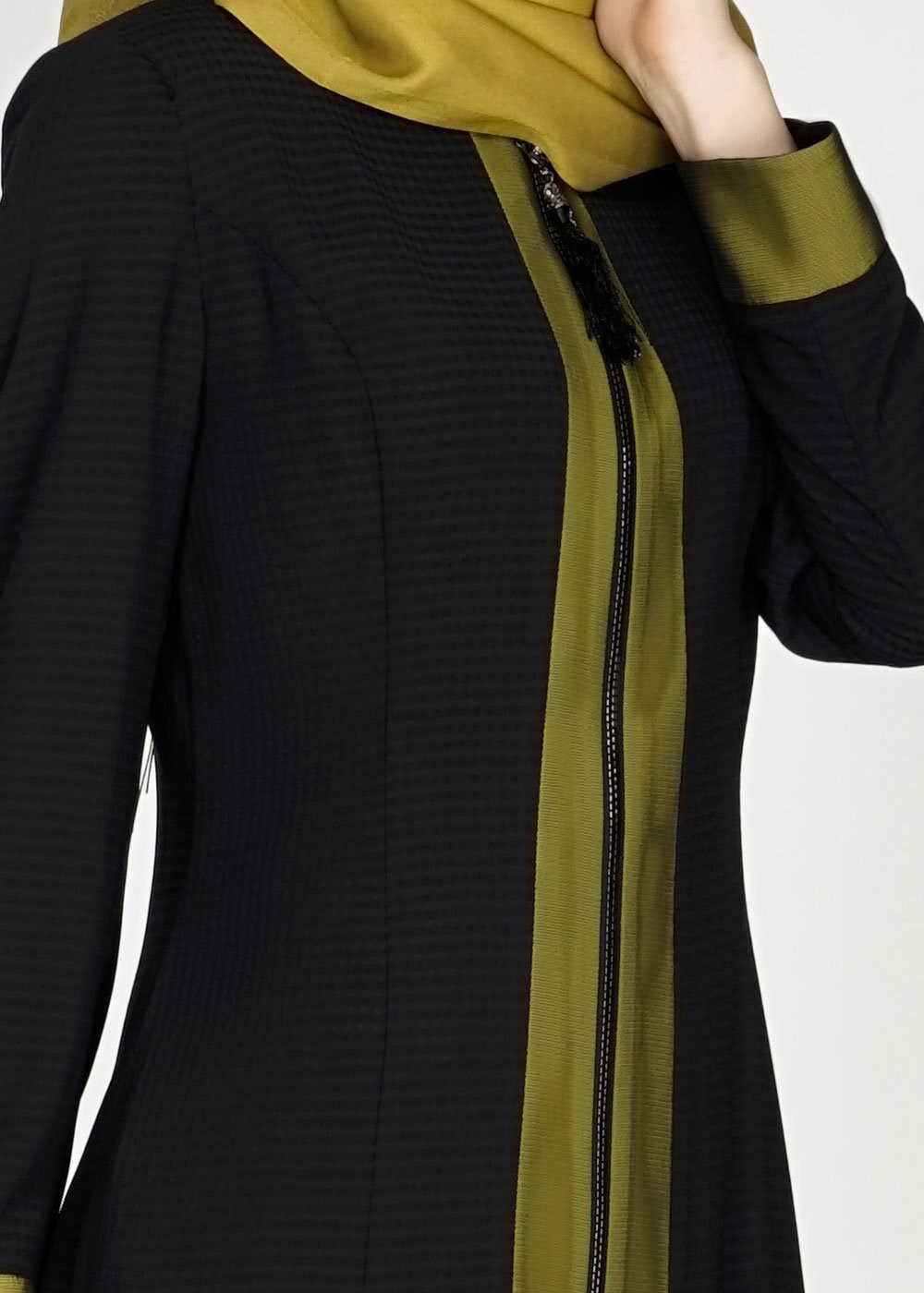 Tesettür giyim SİYAH FERMUARLI KENDİNDEN DESENLİ TRENÇKOT 1575