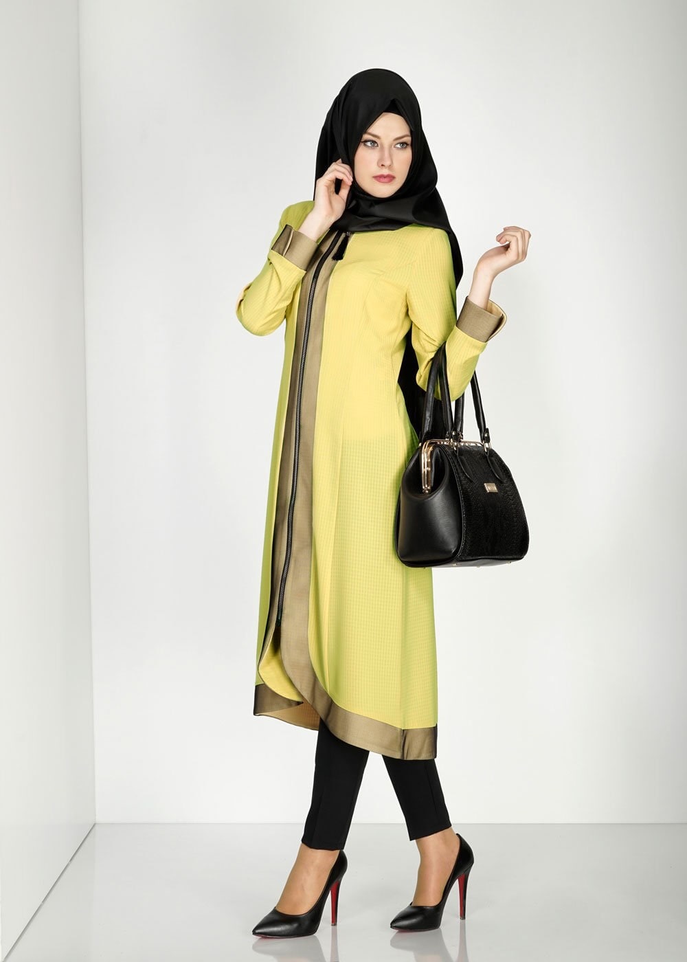 Tesettür giyim SARI FERMUARLI KENDİNDEN DESENLİ TRENÇKOT 1575