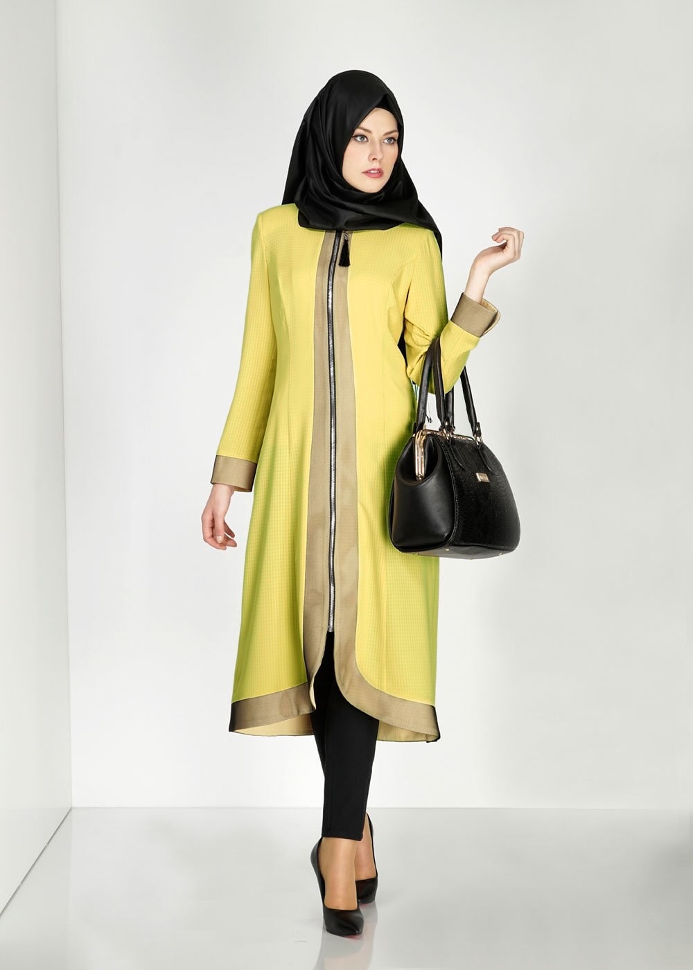 Tesettür giyim SARI FERMUARLI KENDİNDEN DESENLİ TRENÇKOT 1575