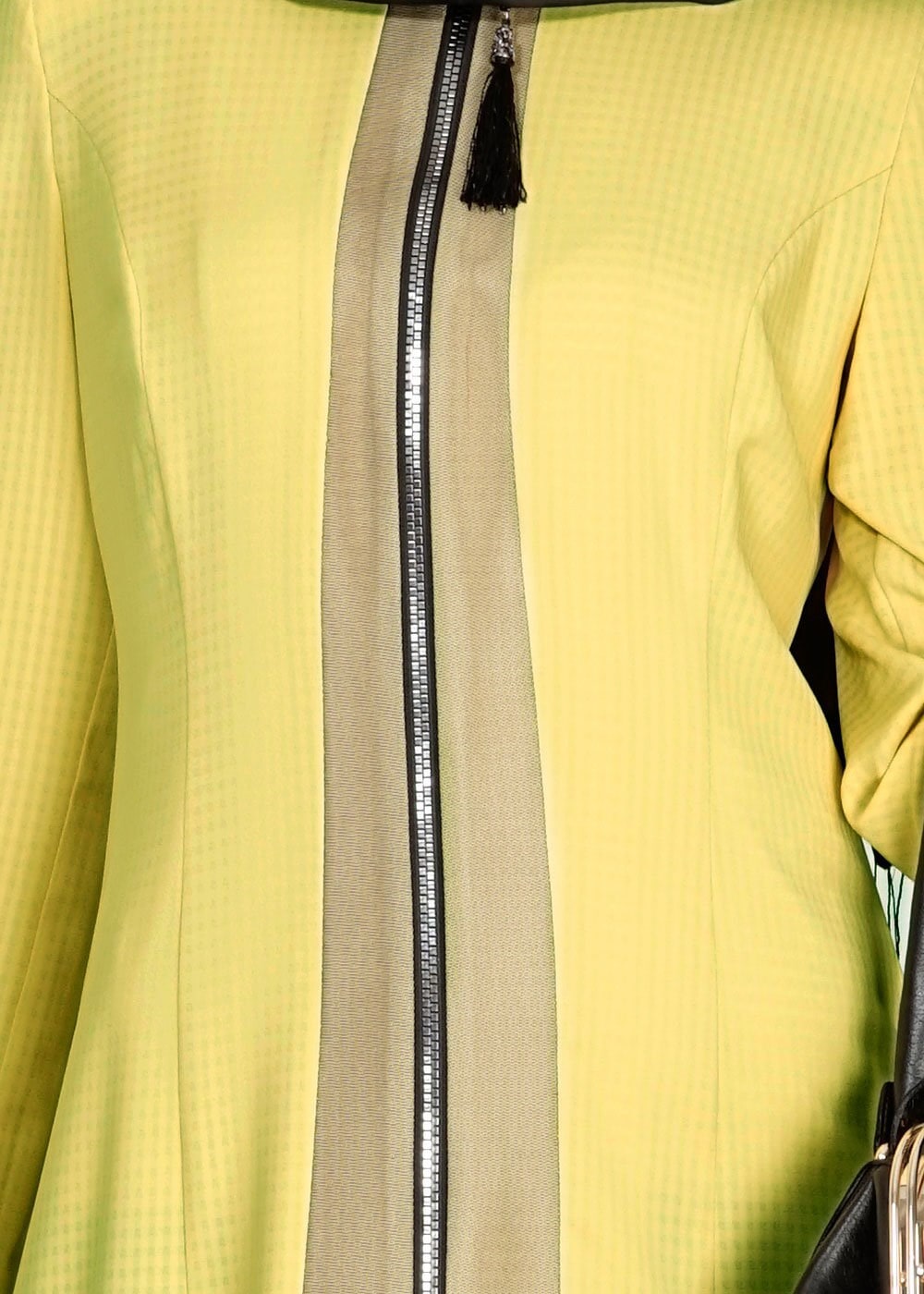 Tesettür giyim SARI FERMUARLI KENDİNDEN DESENLİ TRENÇKOT 1575