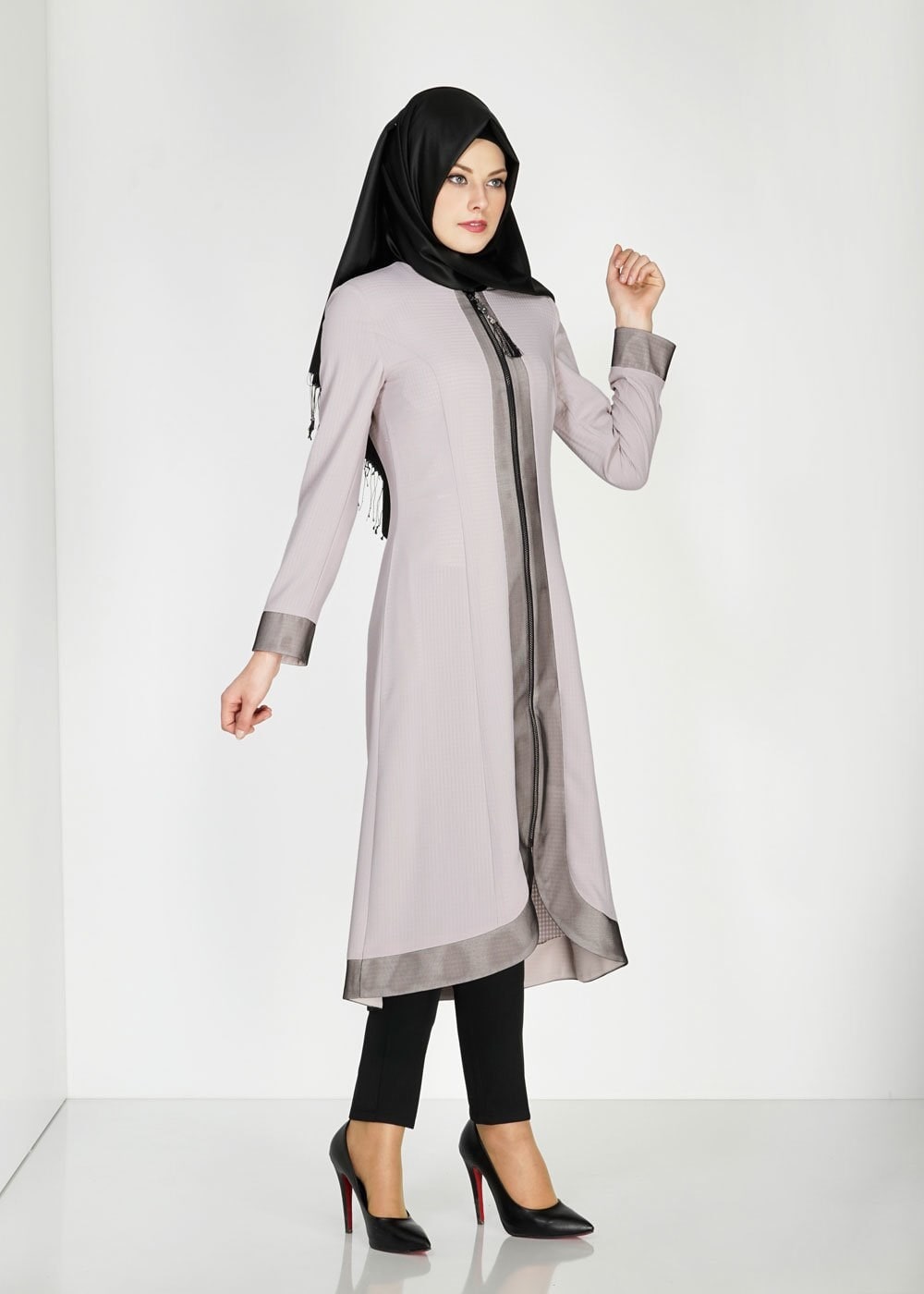 Tesettür giyim BEJ FERMUARLI KENDİNDEN DESENLİ TRENÇKOT 1575