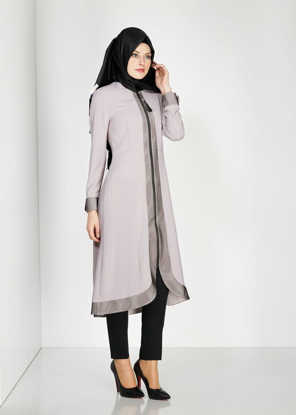 Tesettür giyim BEJ FERMUARLI KENDİNDEN DESENLİ TRENÇKOT 1575