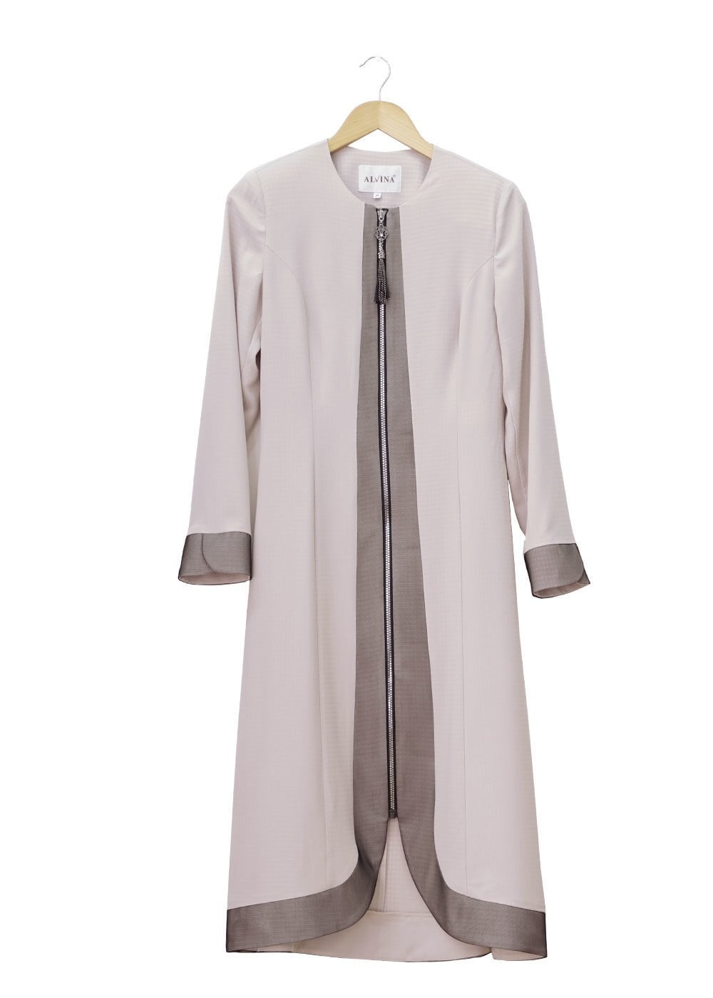 Tesettür giyim BEJ FERMUARLI KENDİNDEN DESENLİ TRENÇKOT 1575