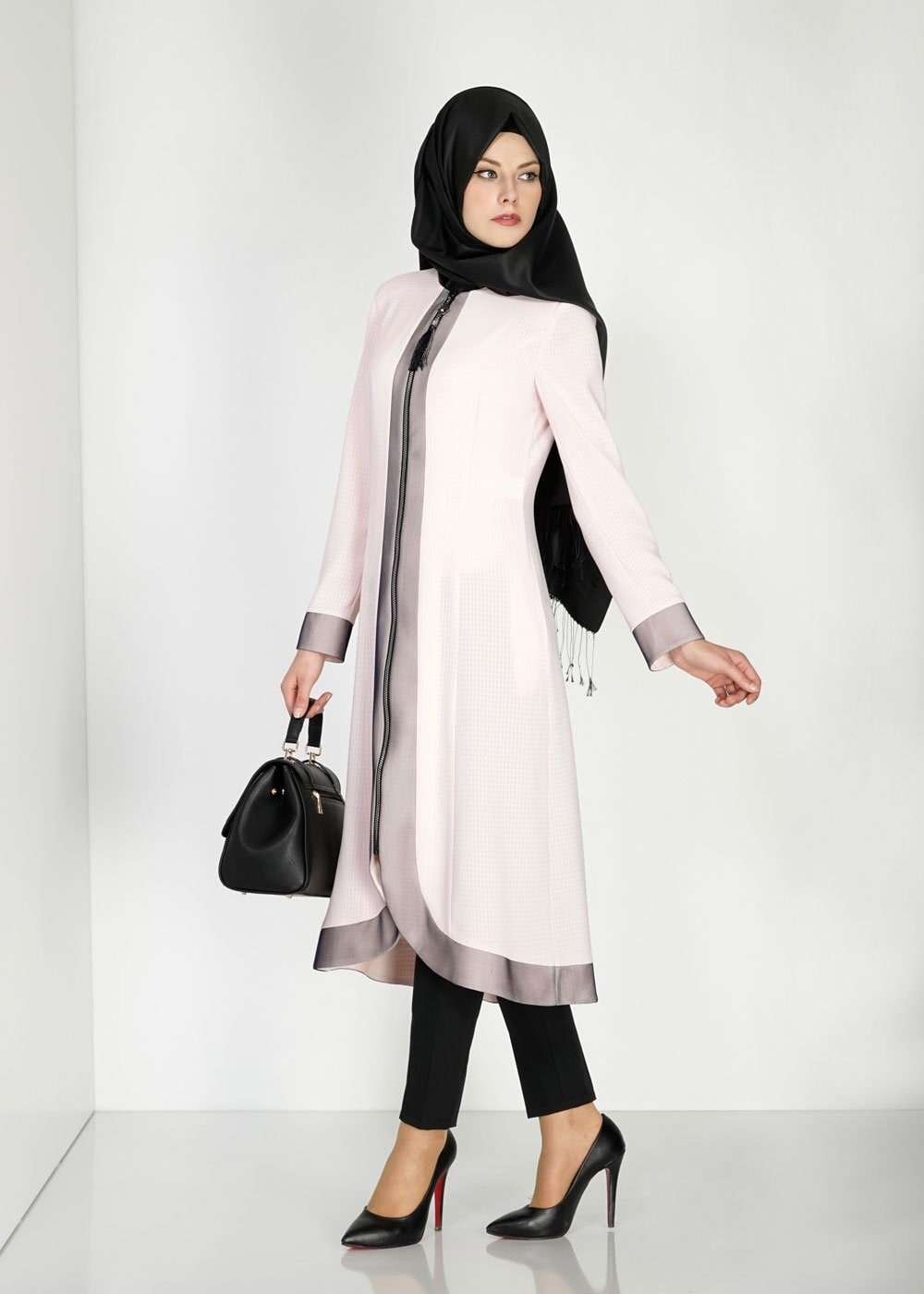 Tesettür giyim PUDRA FERMUARLI KENDİNDEN DESENLİ TRENÇKOT 1575