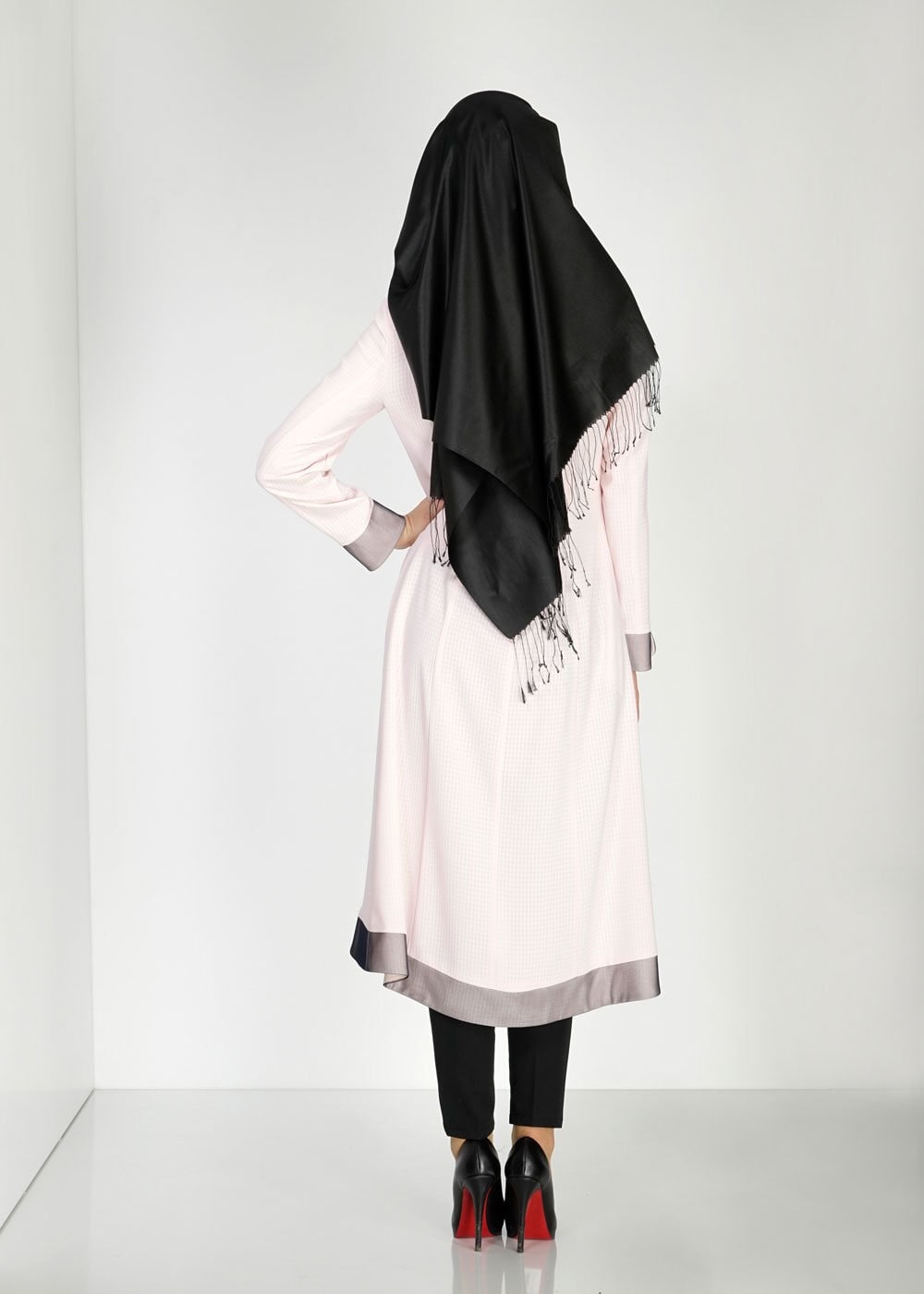 Tesettür giyim PUDRA FERMUARLI KENDİNDEN DESENLİ TRENÇKOT 1575