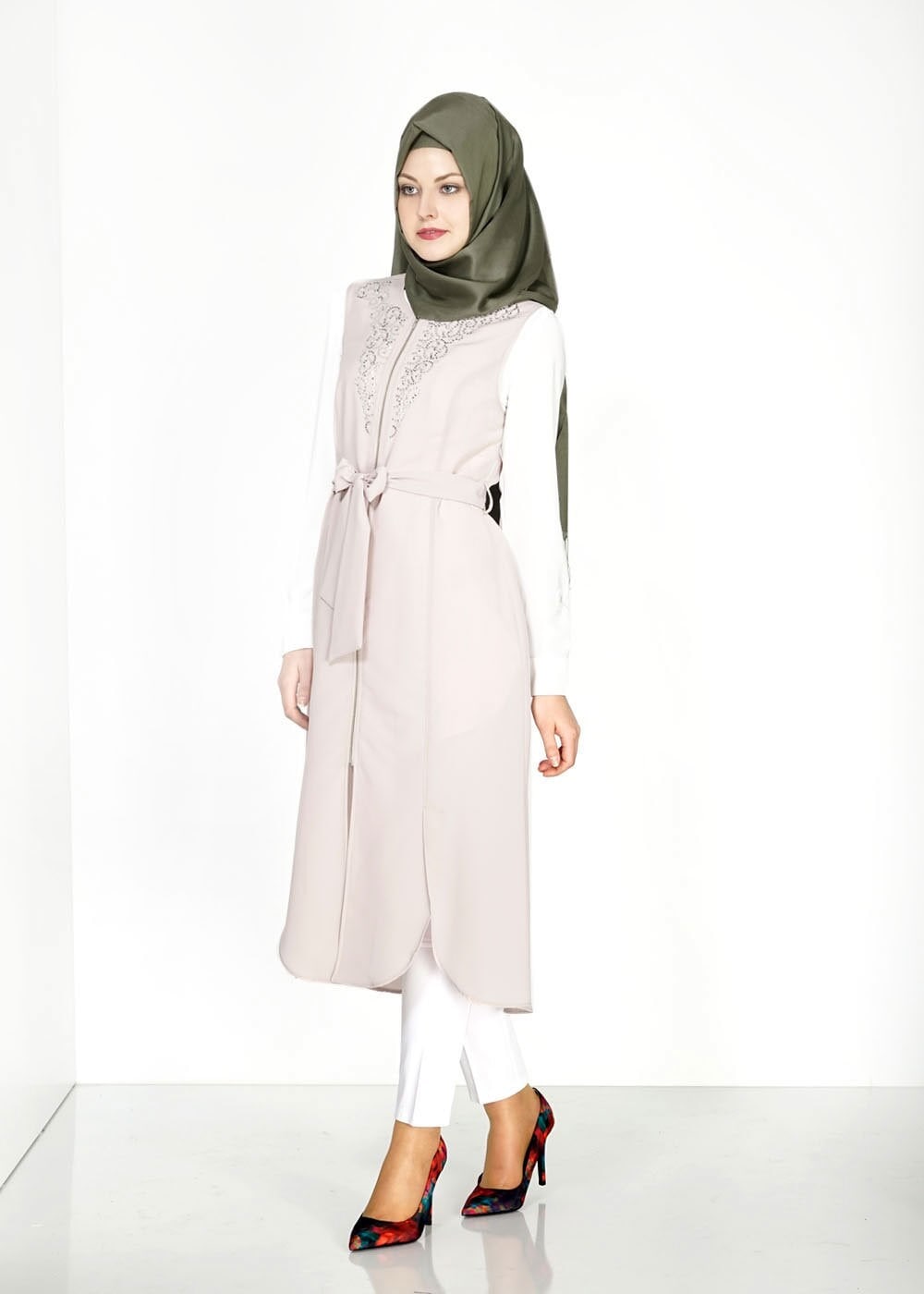 Tesettür giyim BEJ FERMUAR DETAYLI TAŞLI YELEK 4737