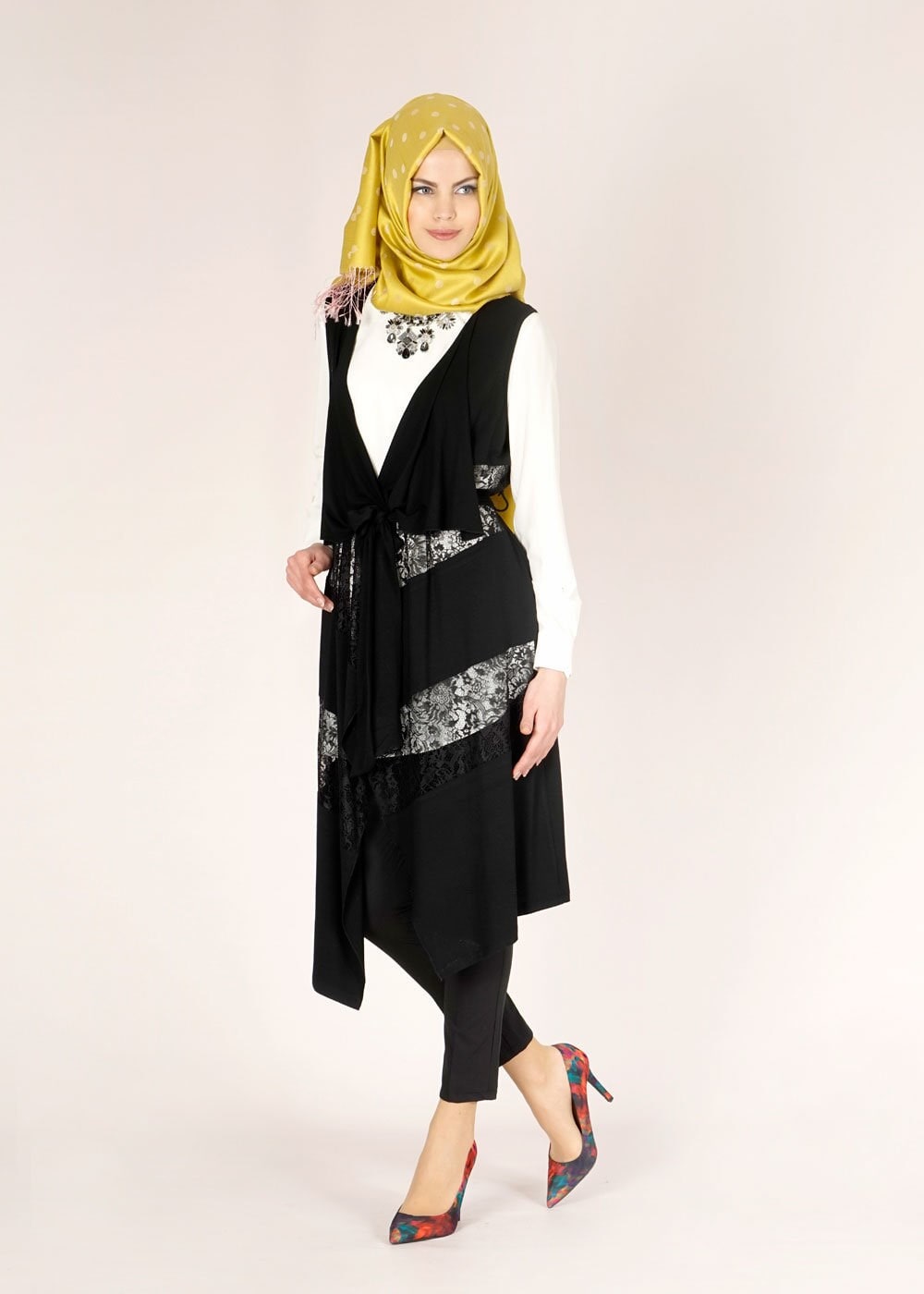 Tesettür giyim SİYAH DANTEL DETAYLI ASİMETRİK KESİM YELEK 4740