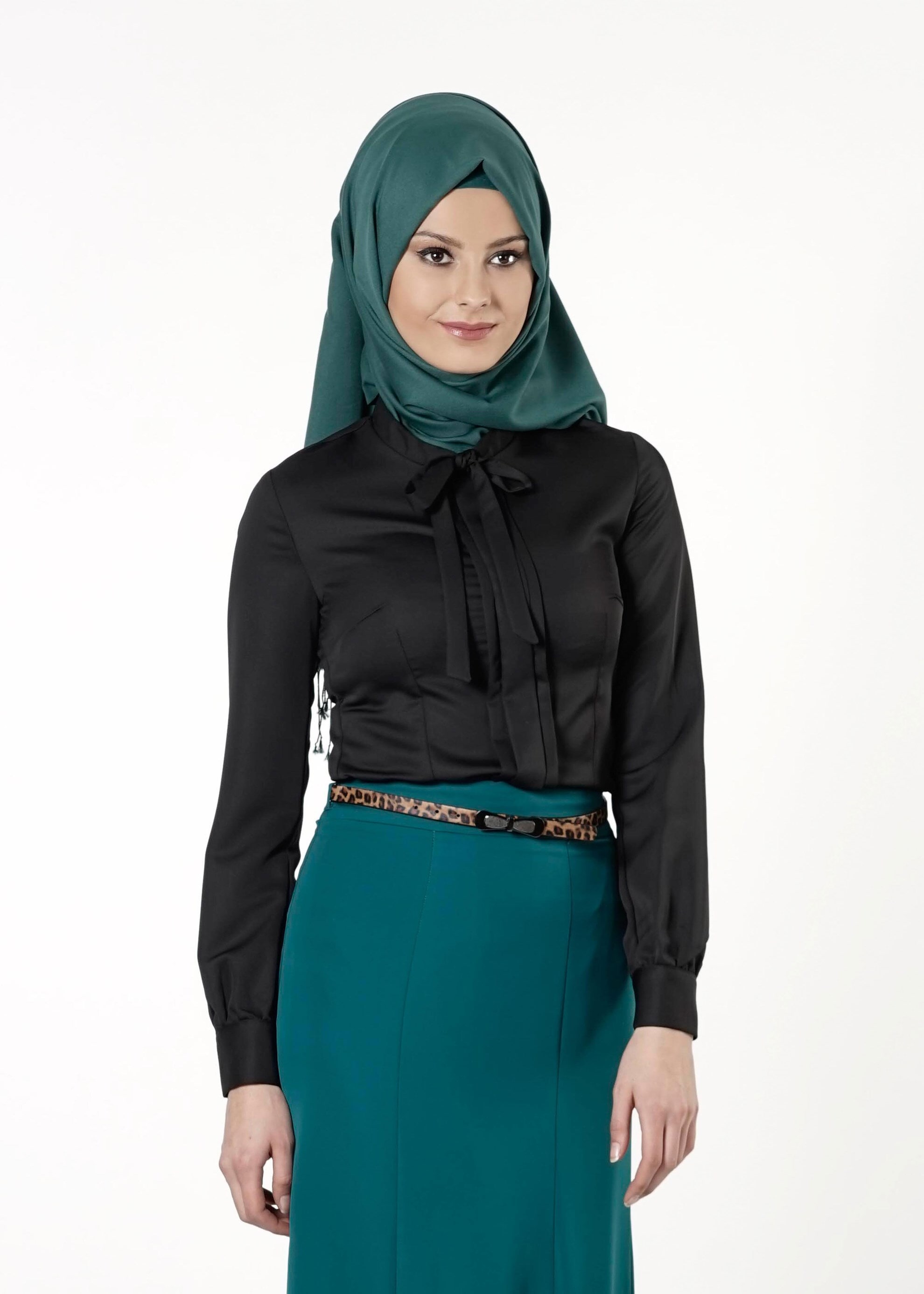 Tesettür giyim SİYAH BAĞLAMA DETAYLI BLUZ 4123 