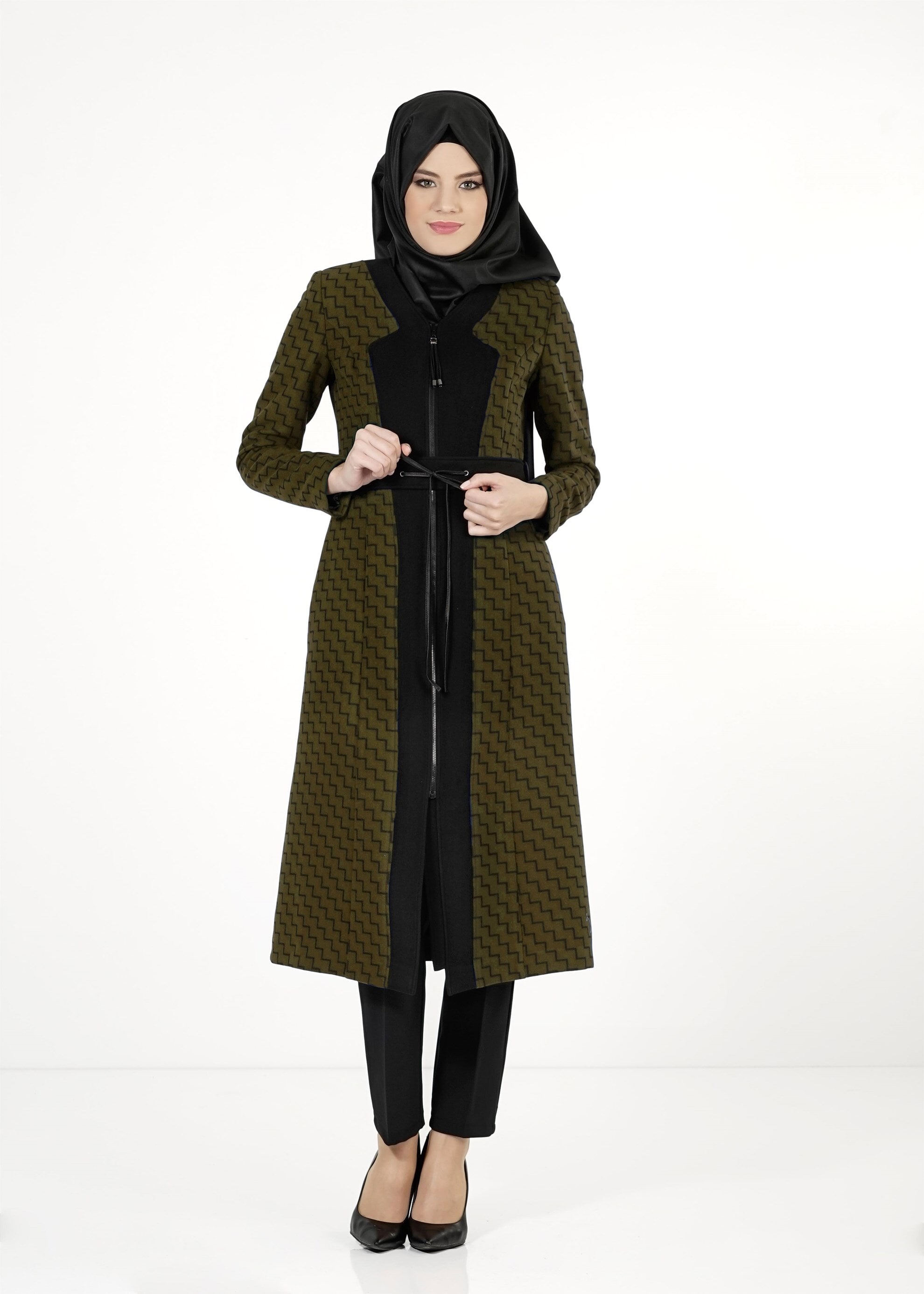 Tesettür giyim HAKİ BELİ İP DETAYLI KENDİNDEN DESENLİ KABAN 9364