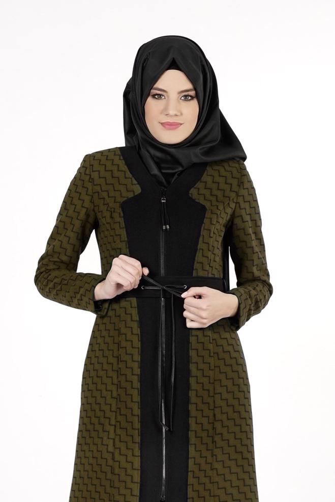 Tesettür giyim HAKİ BELİ İP DETAYLI KENDİNDEN DESENLİ KABAN 9364 - ALVİNA