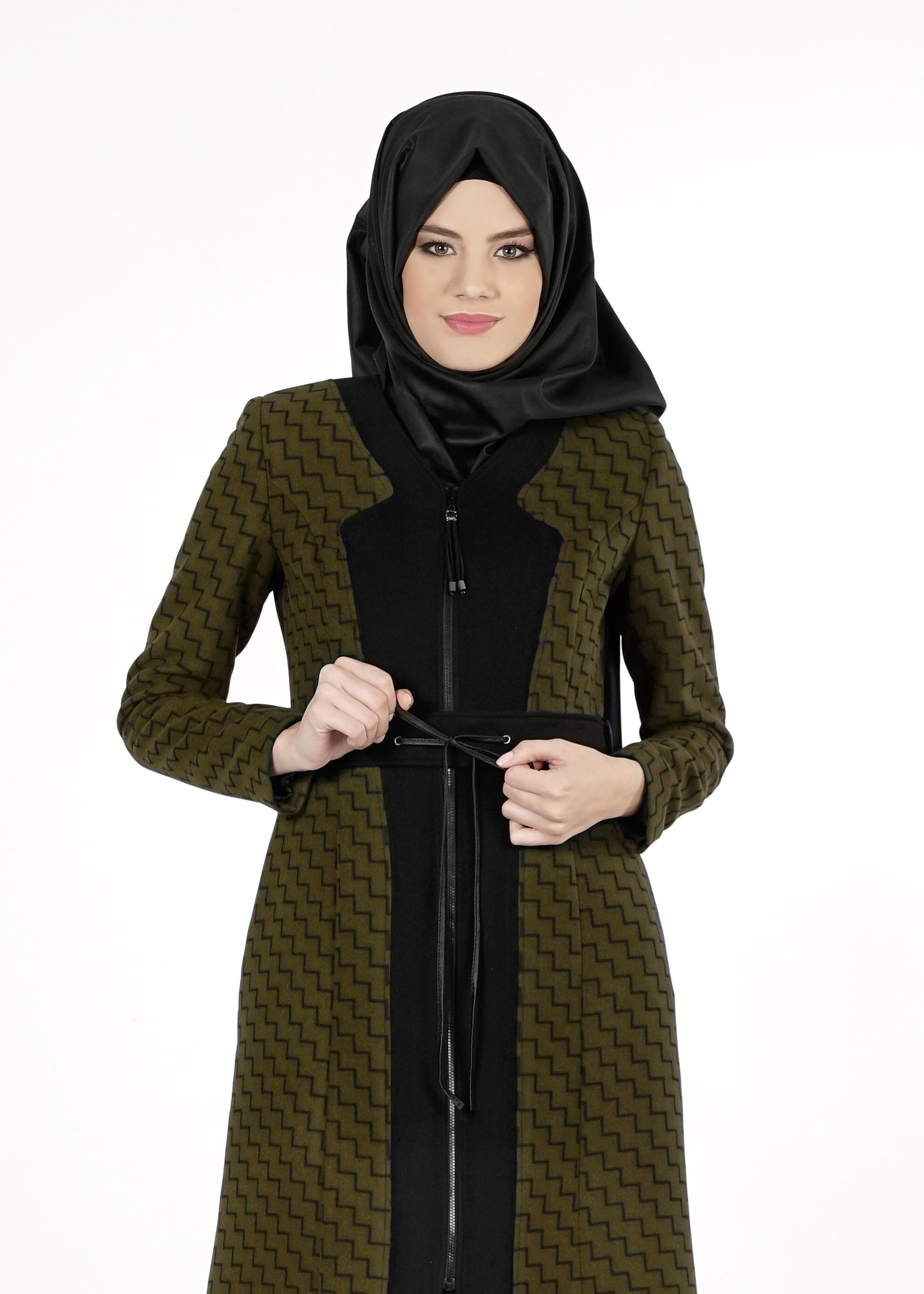 Tesettür giyim HAKİ BELİ İP DETAYLI KENDİNDEN DESENLİ KABAN 9364